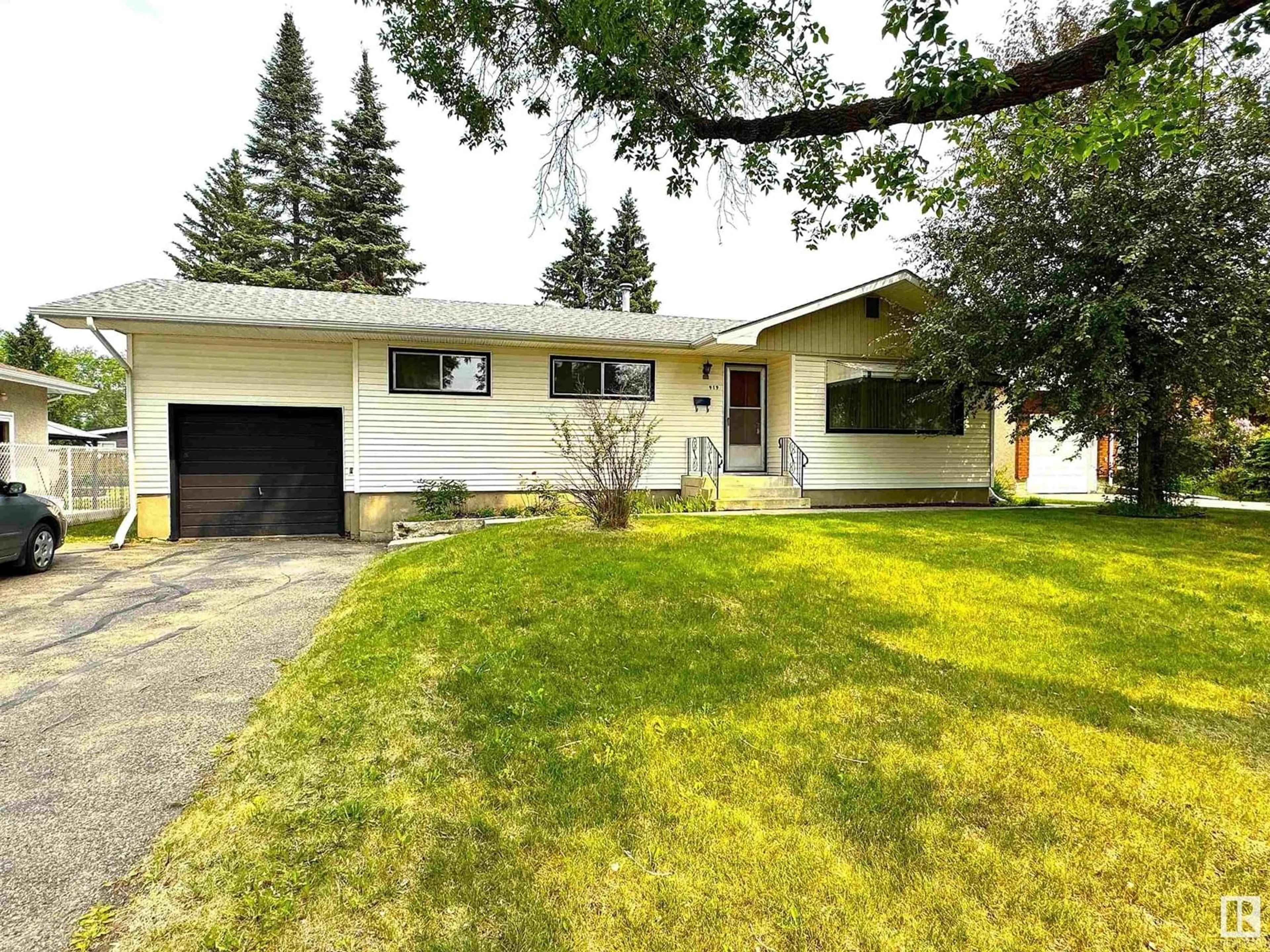 Home with vinyl exterior material, street for 919 ALDER AV, Sherwood Park Alberta T8A1V7