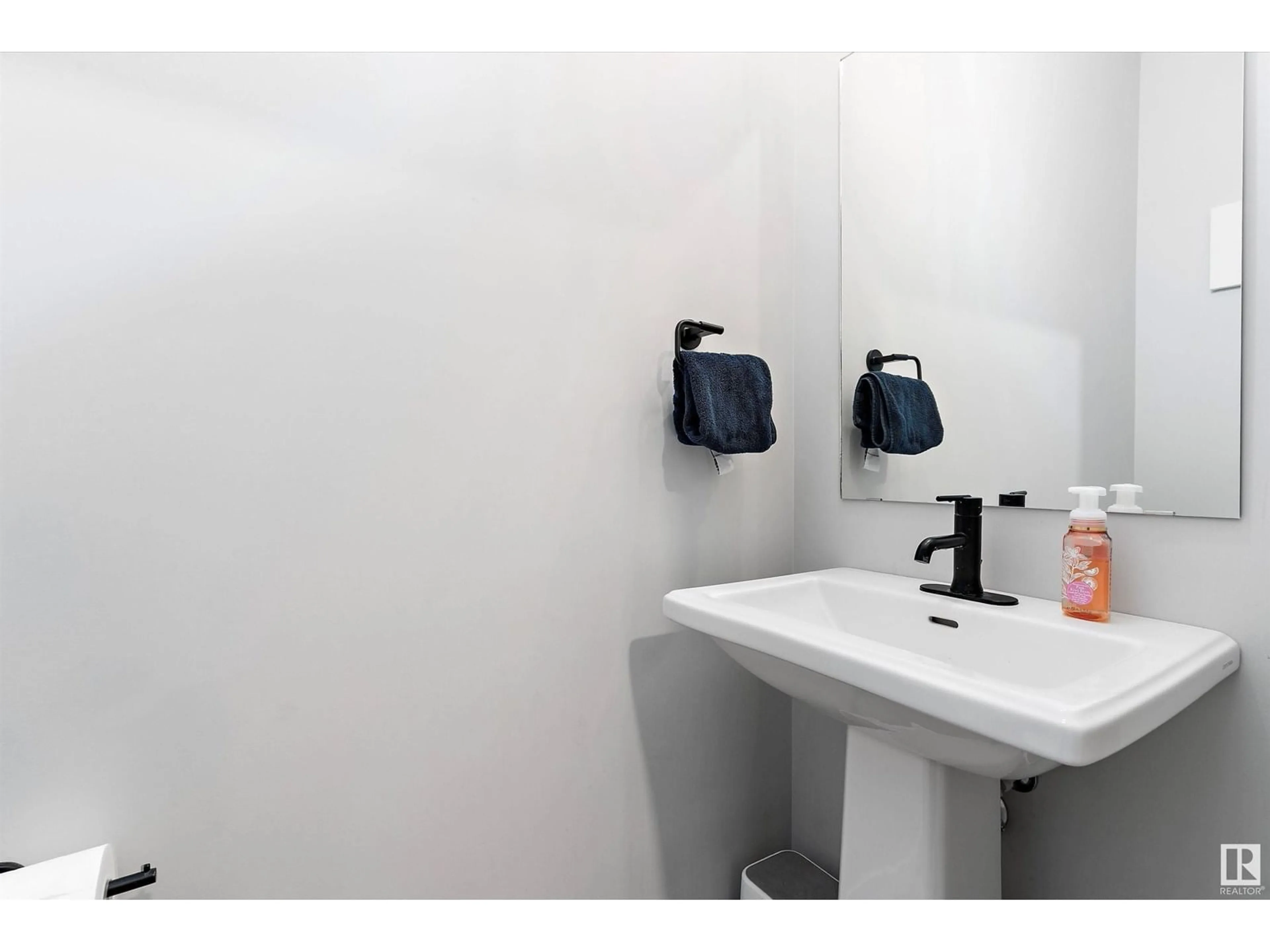 Standard bathroom, ceramic/tile floor for 17211 64 ST, Edmonton Alberta T5Y3T6