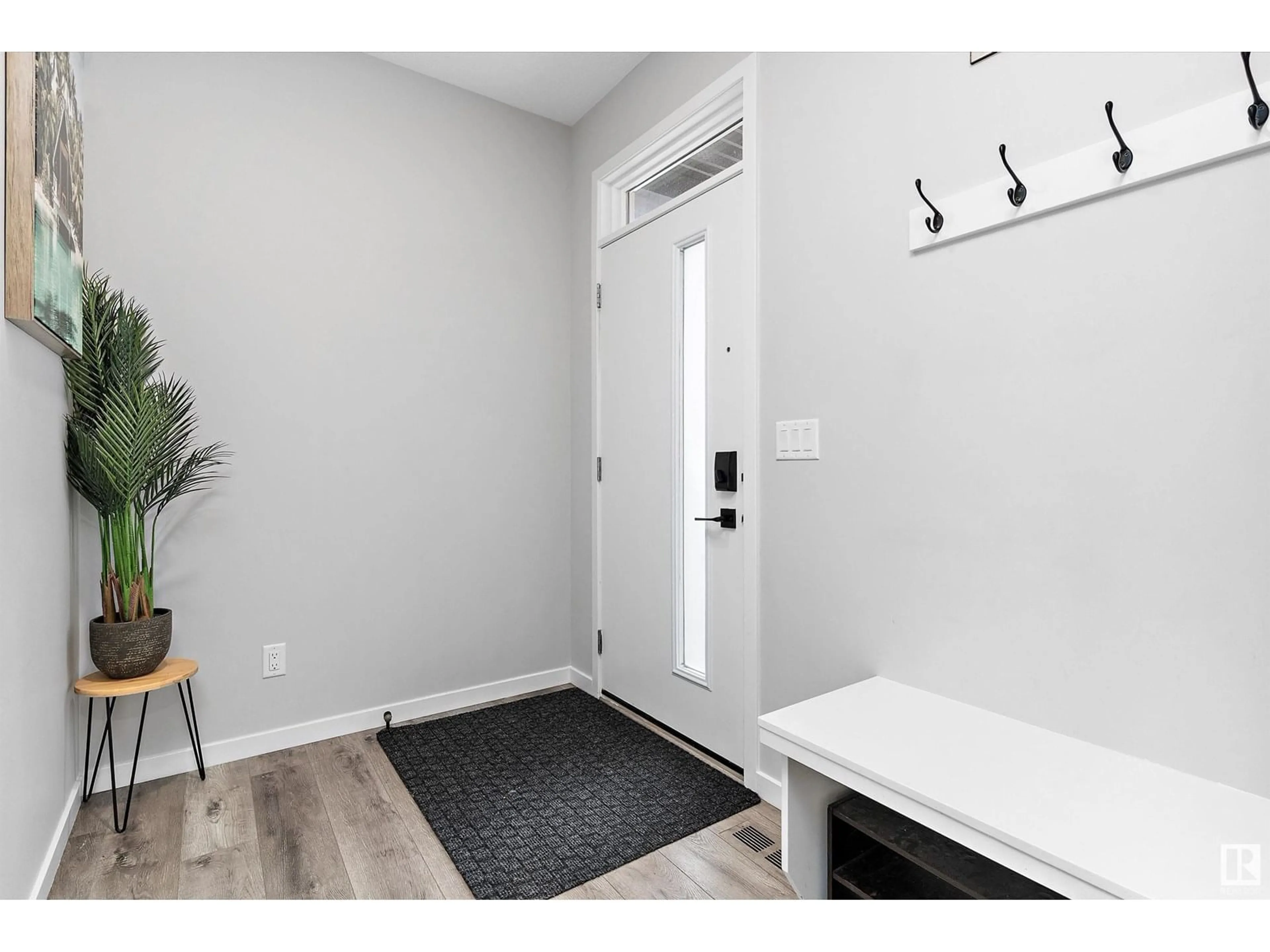 Indoor entryway for 17211 64 ST, Edmonton Alberta T5Y3T6