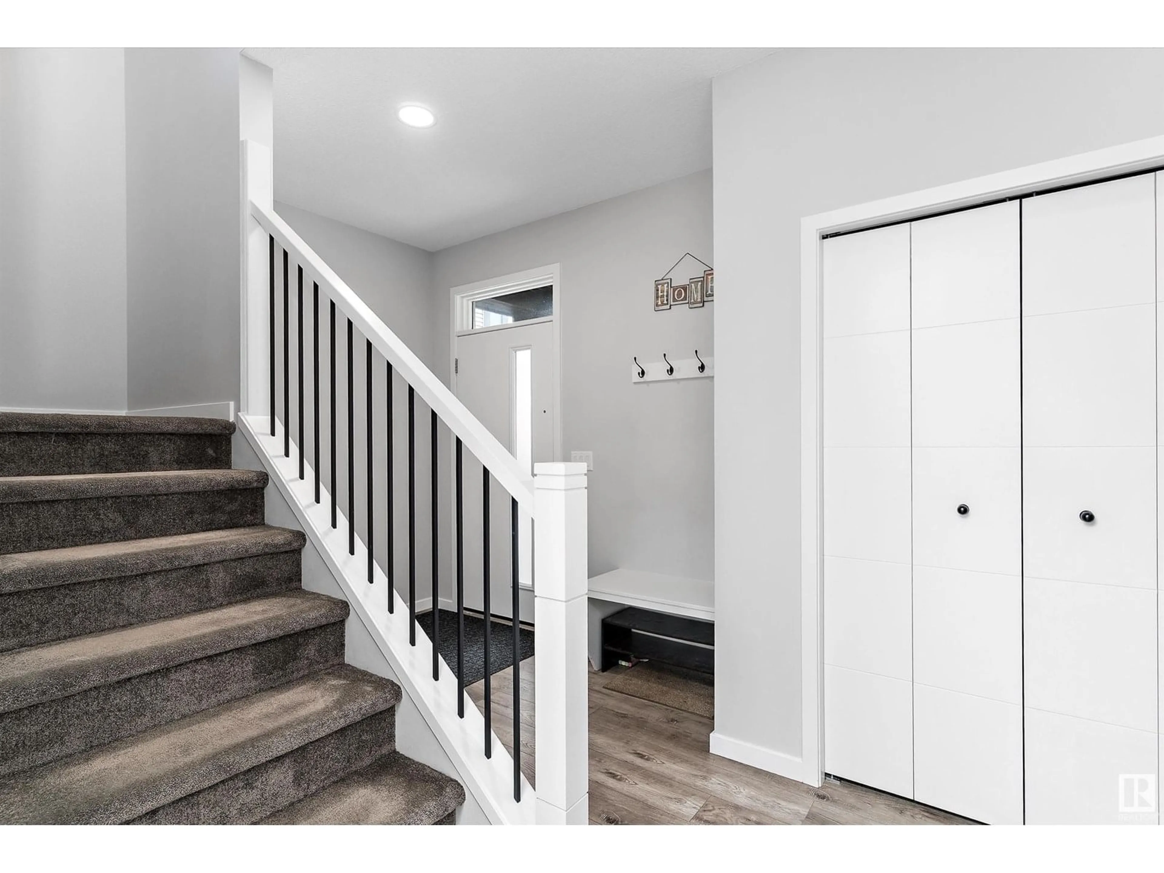 Indoor entryway for 17211 64 ST, Edmonton Alberta T5Y3T6