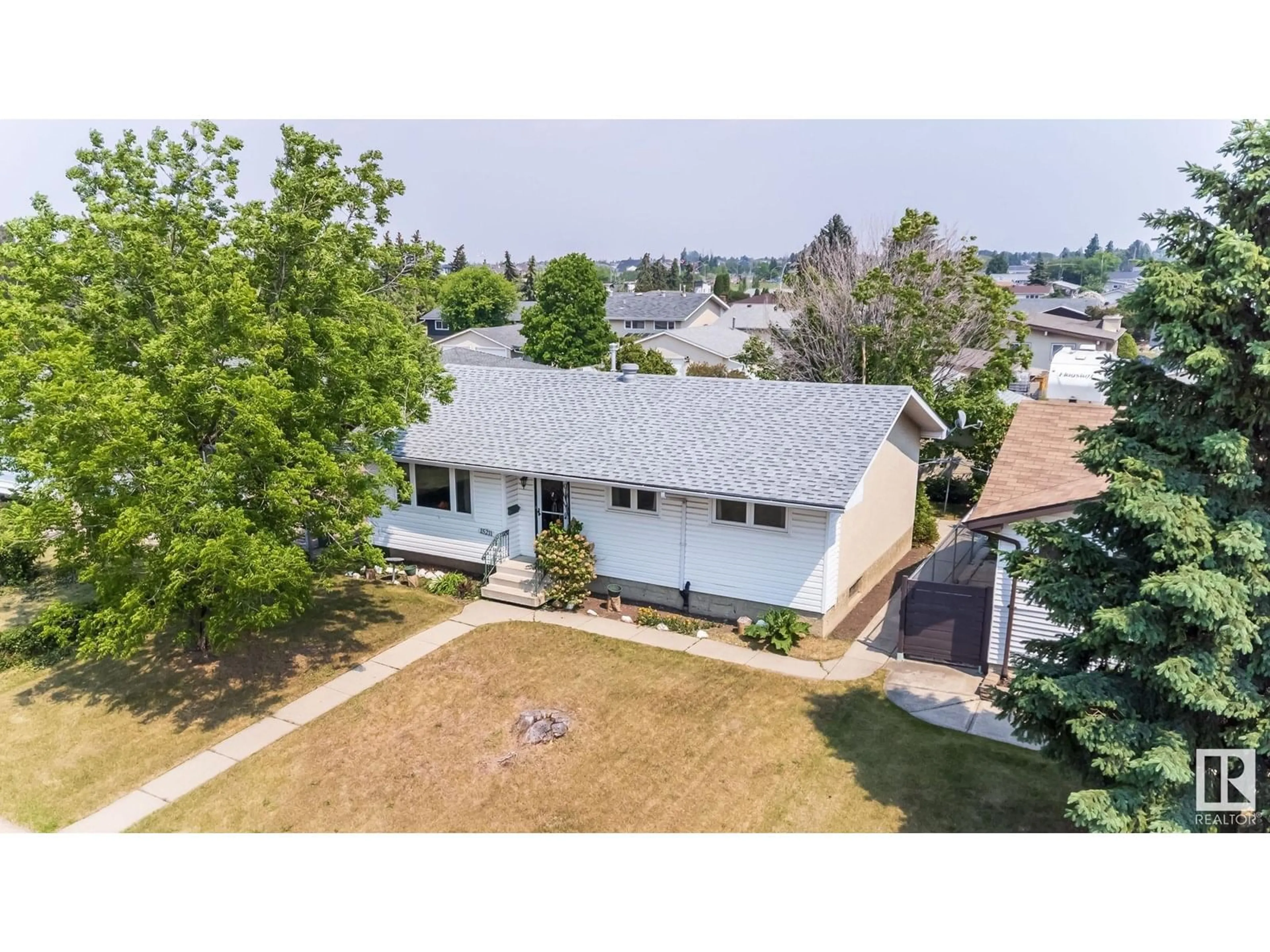 A pic from outside/outdoor area/front of a property/back of a property/a pic from drone, unknown for 15211 95 ST, Edmonton Alberta T5E3Z3