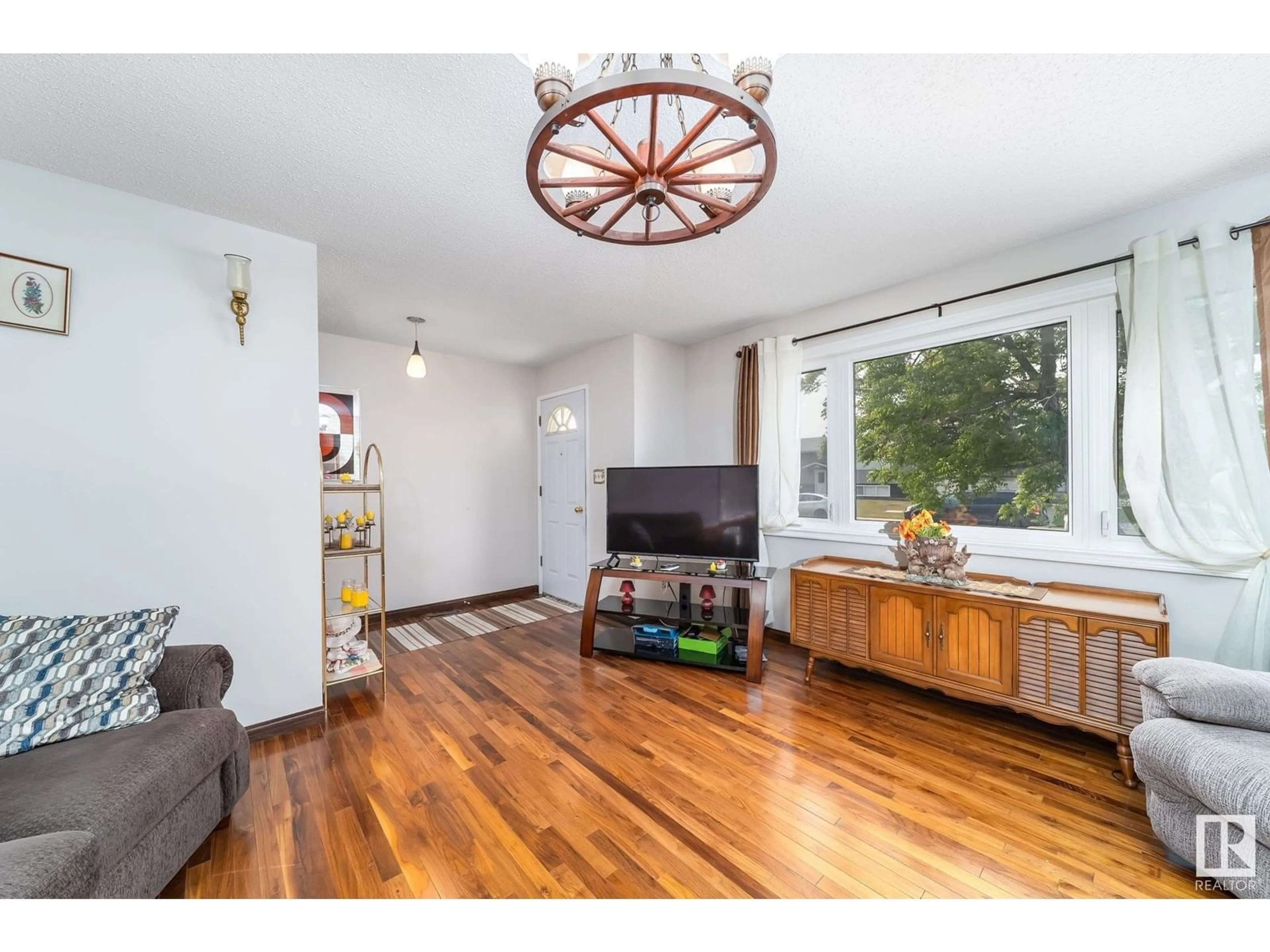Living room with furniture, wood/laminate floor for 15211 95 ST, Edmonton Alberta T5E3Z3