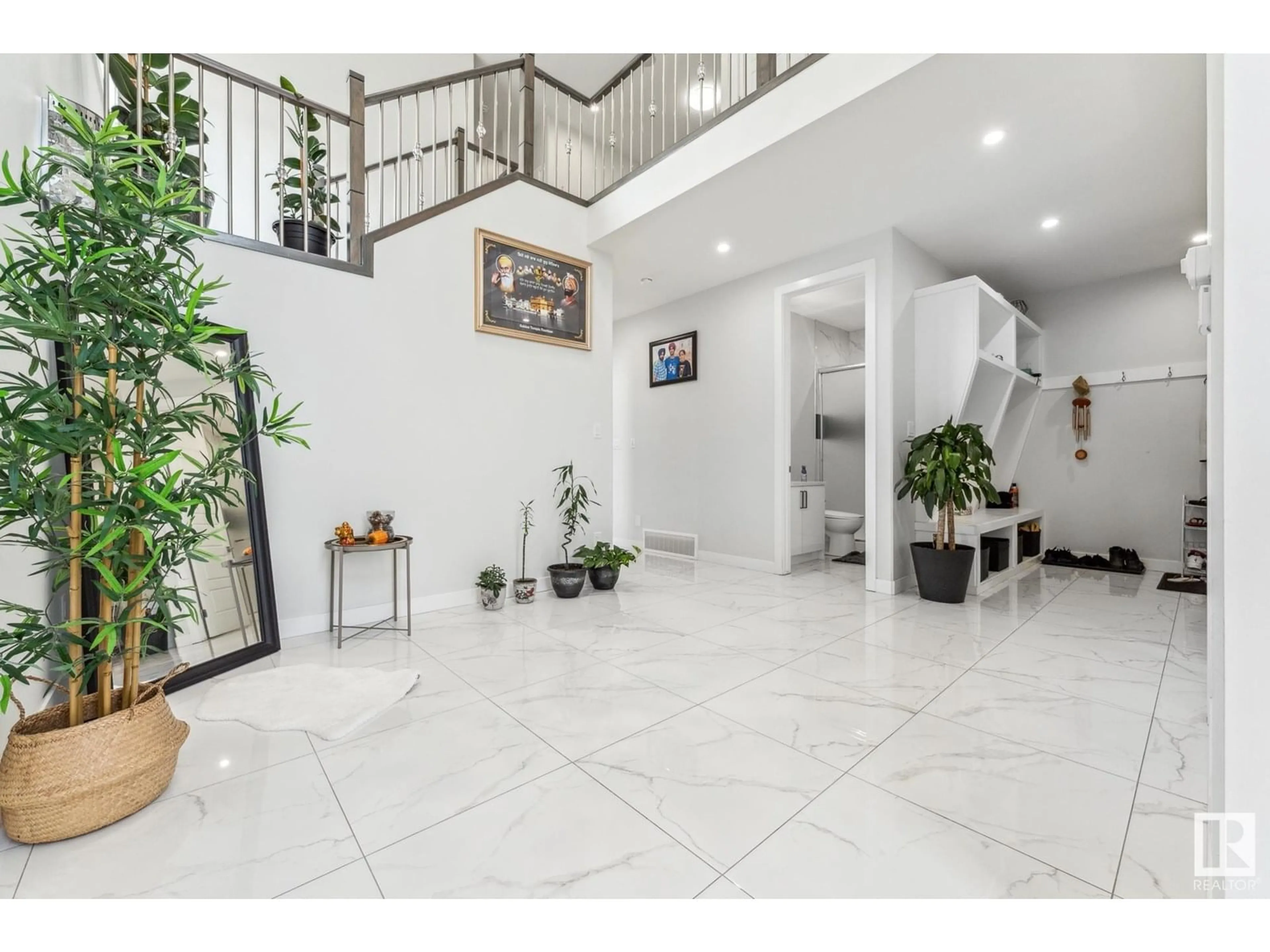 Indoor foyer for NW - 1404 15 ST, Edmonton Alberta T6T2S3