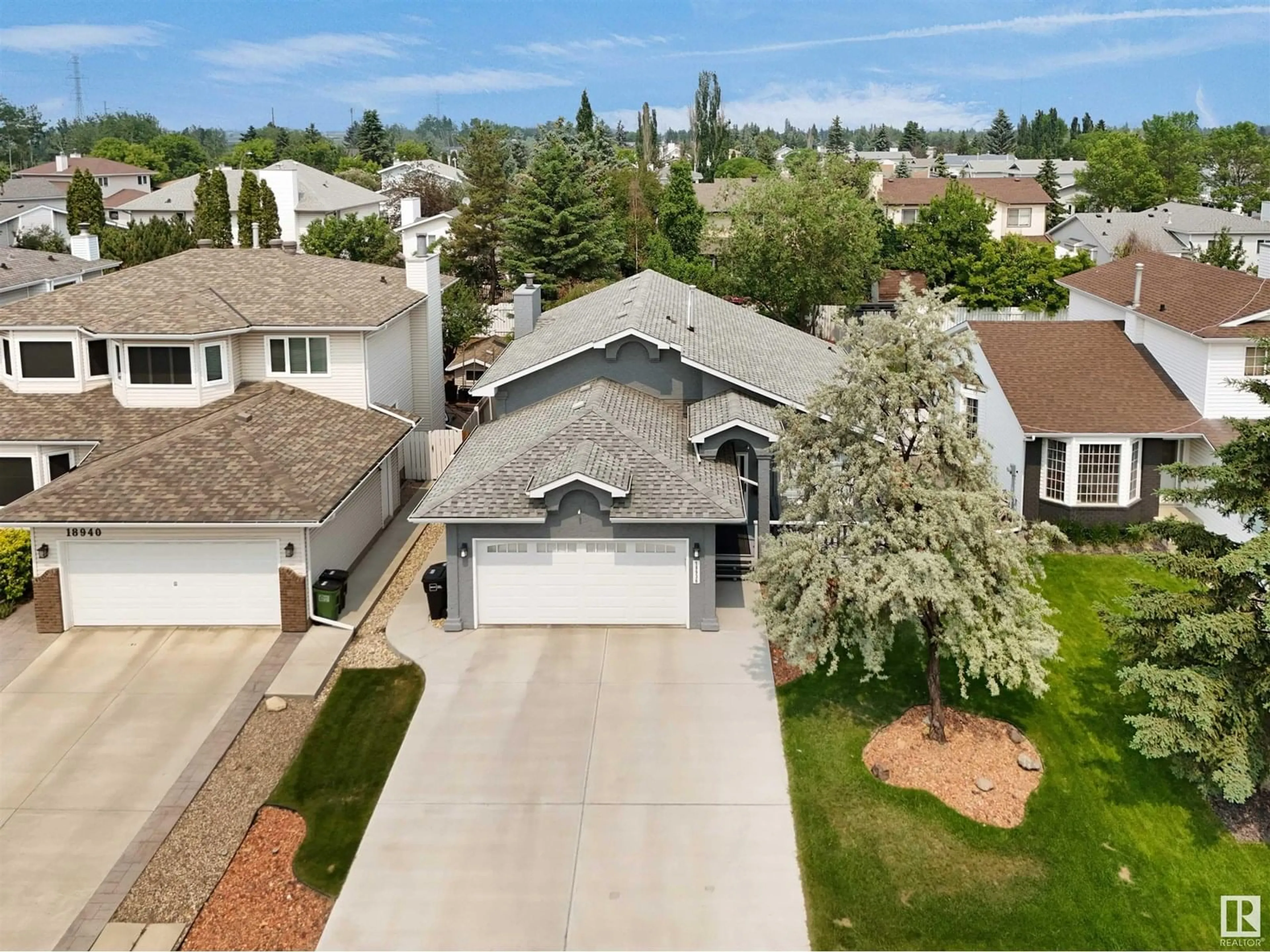 A pic from outside/outdoor area/front of a property/back of a property/a pic from drone, street for 18936 91 AV, Edmonton Alberta T5T5V9