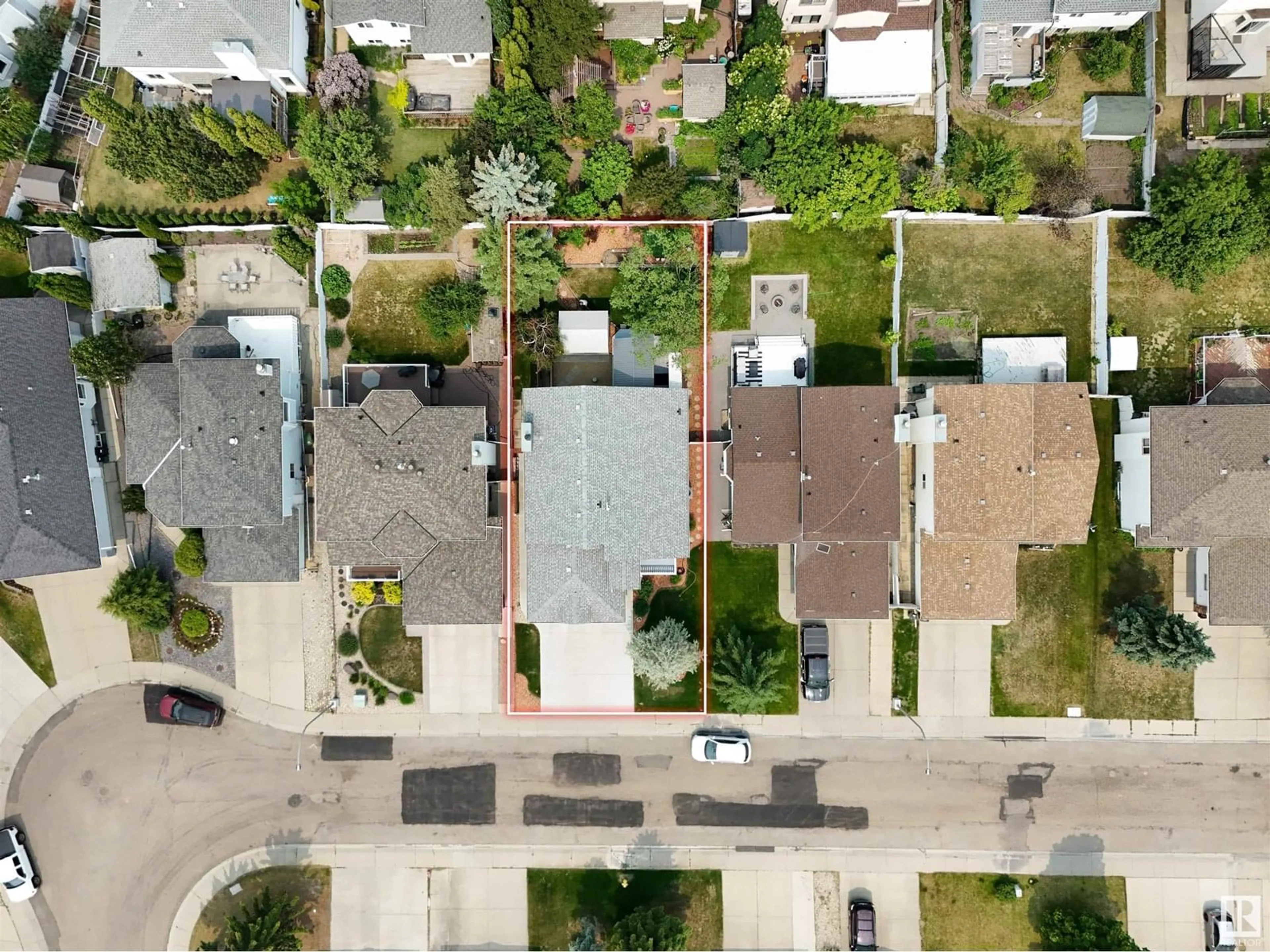 A pic from outside/outdoor area/front of a property/back of a property/a pic from drone, street for 18936 91 AV, Edmonton Alberta T5T5V9