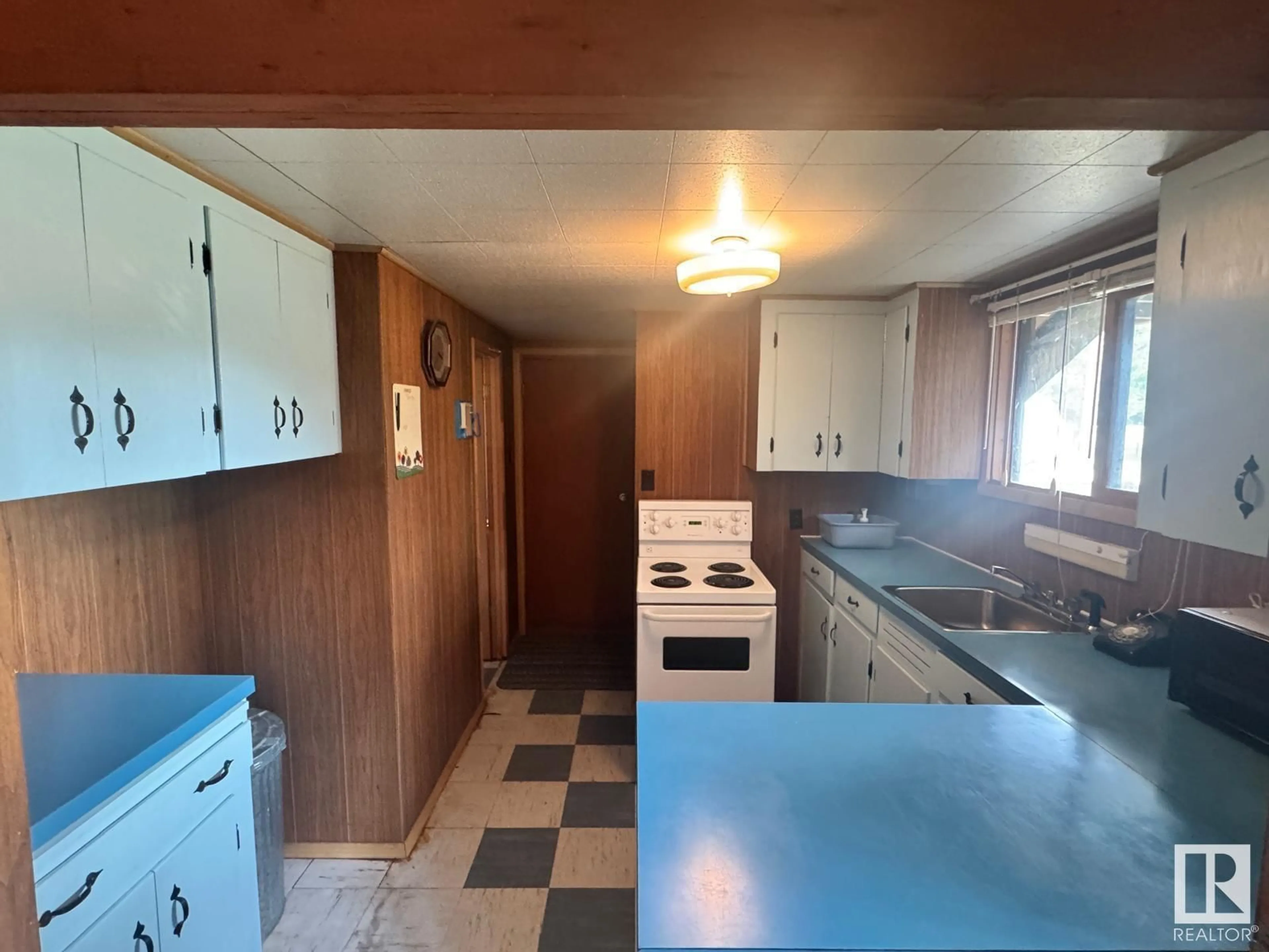 Standard kitchen, unknown for 839 8 ST, Rural Lac Ste. Anne County Alberta T0A1A0