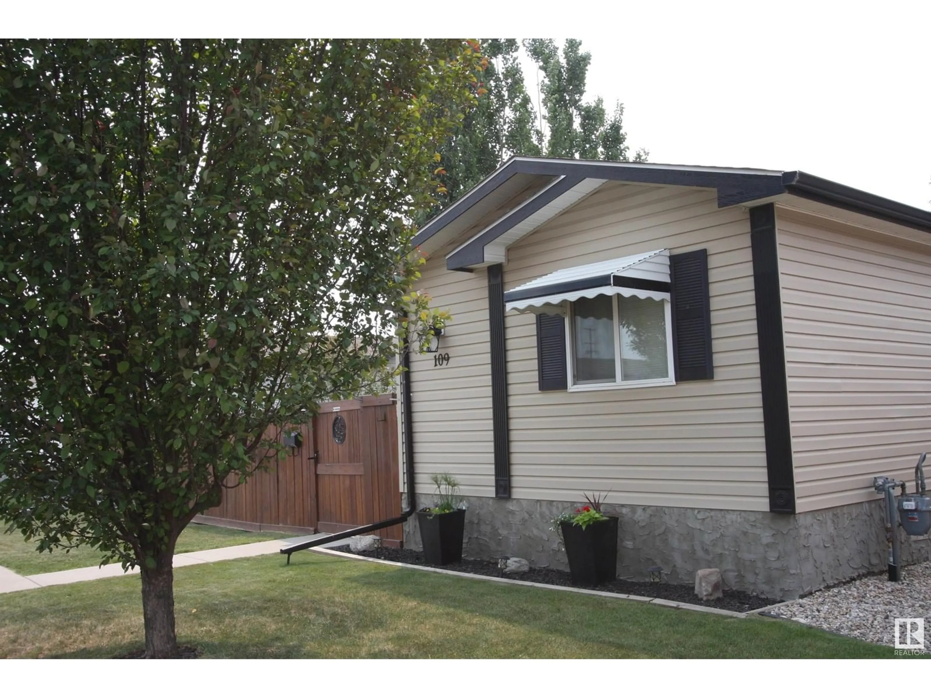 Home with vinyl exterior material, street for 109 JUTLAND CR, Stony Plain Alberta T7Z0A3