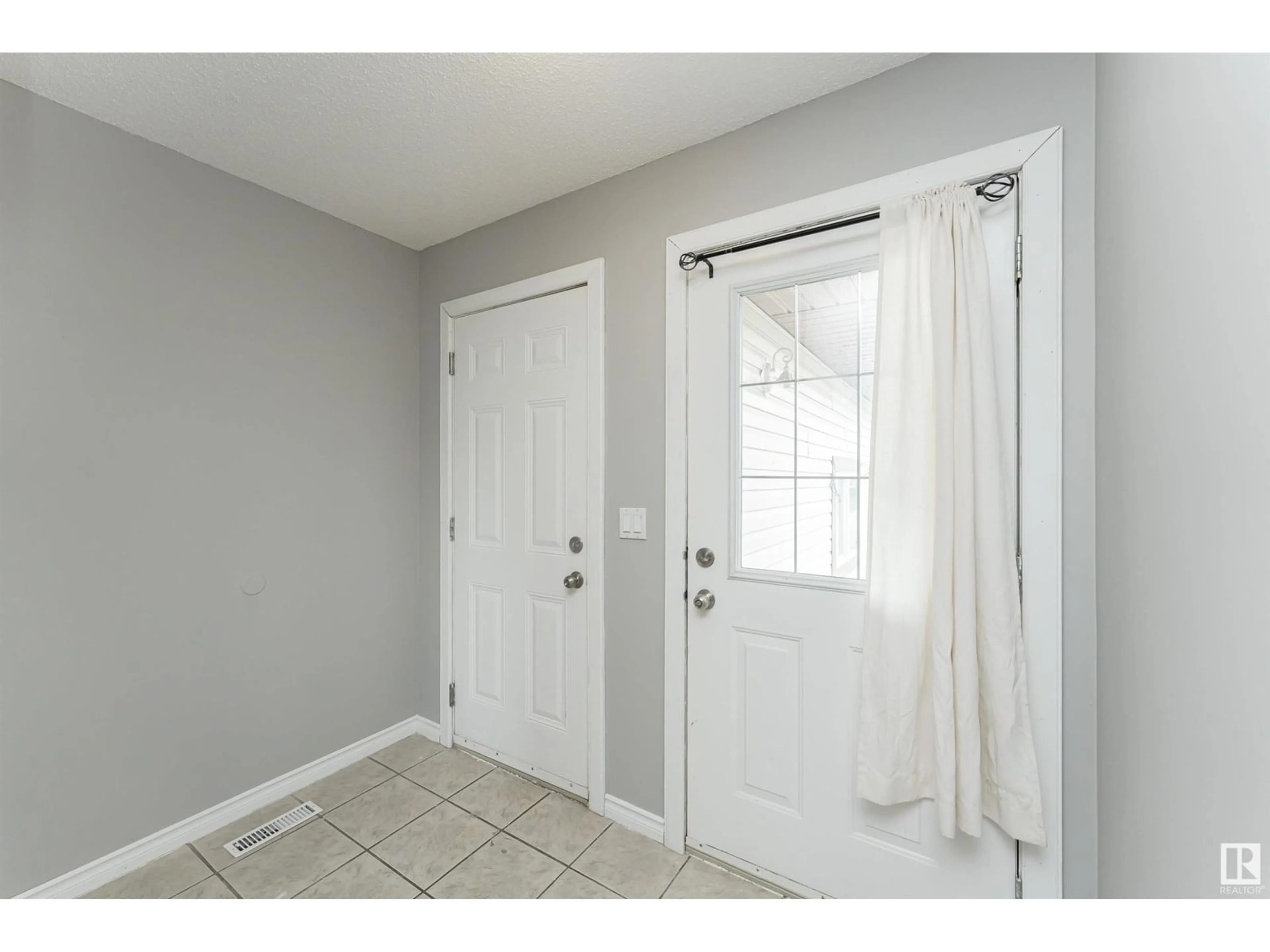 Indoor entryway for 5161 54 AV, Redwater Alberta T0A2W0