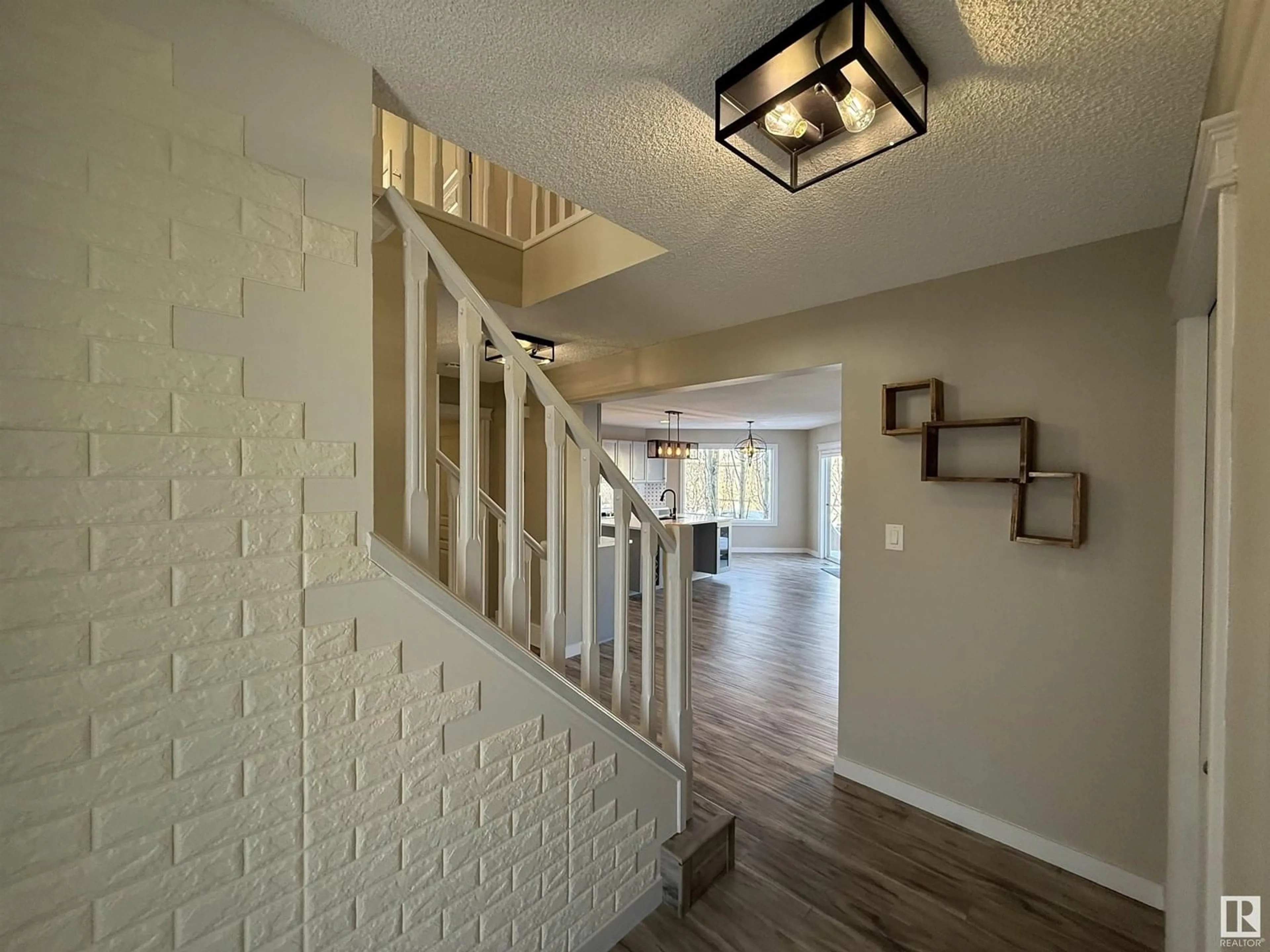Indoor entryway for 1634 HODGSON CO, Edmonton Alberta T6R3R5