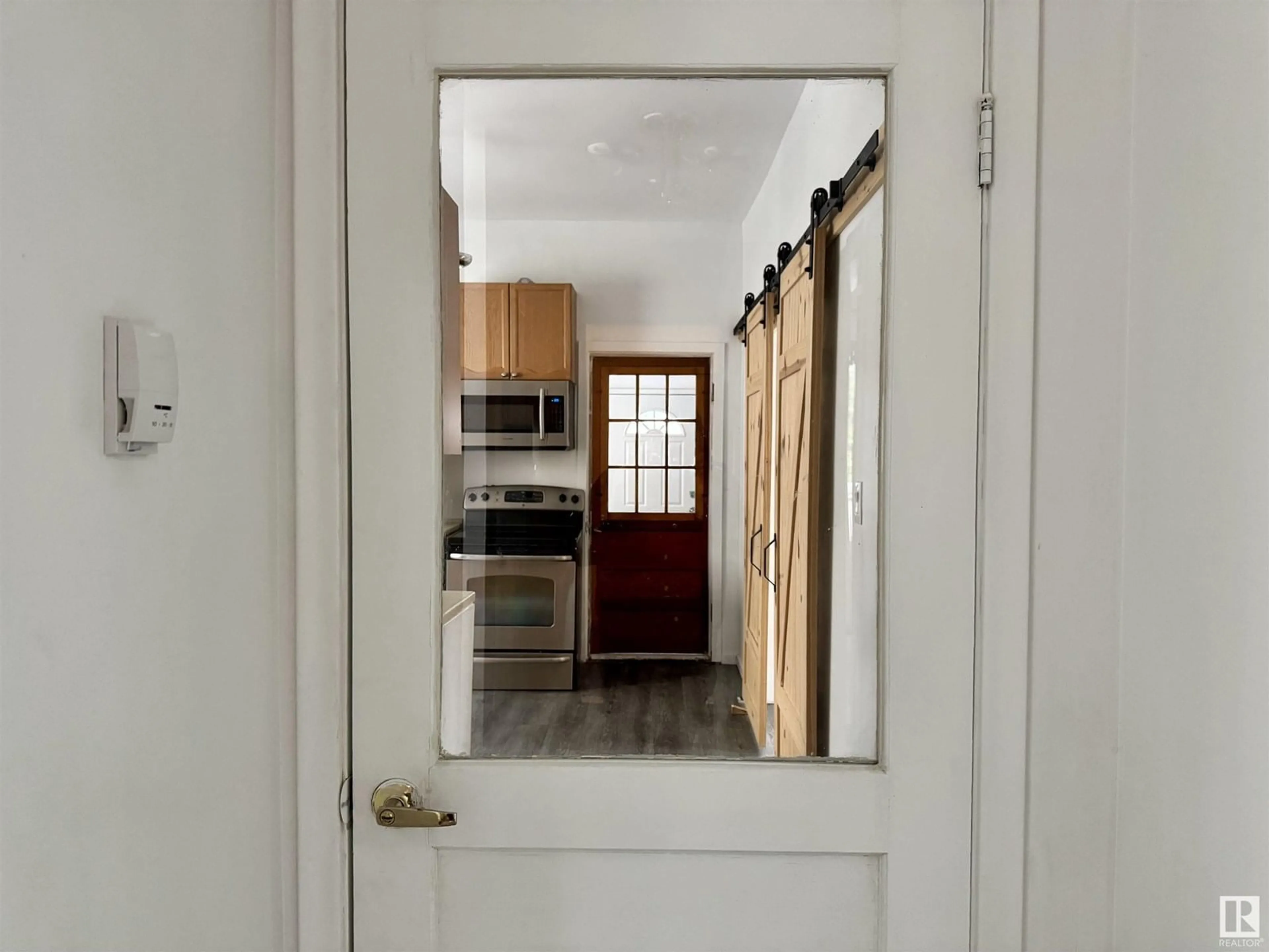 Indoor entryway for 11414 81 ST, Edmonton Alberta T5B2R6