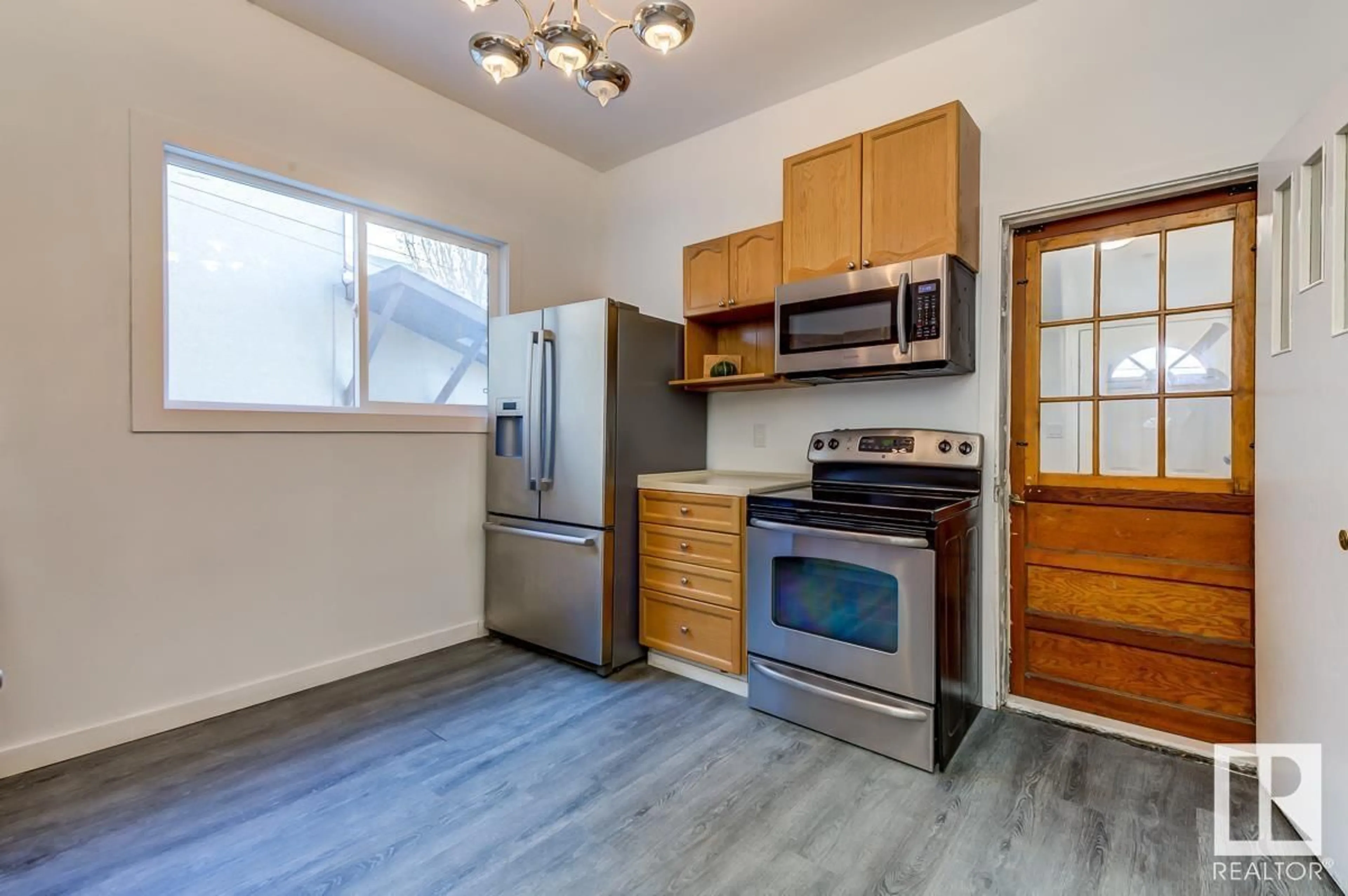 Standard kitchen, wood/laminate floor for 11414 81 ST, Edmonton Alberta T5B2R6