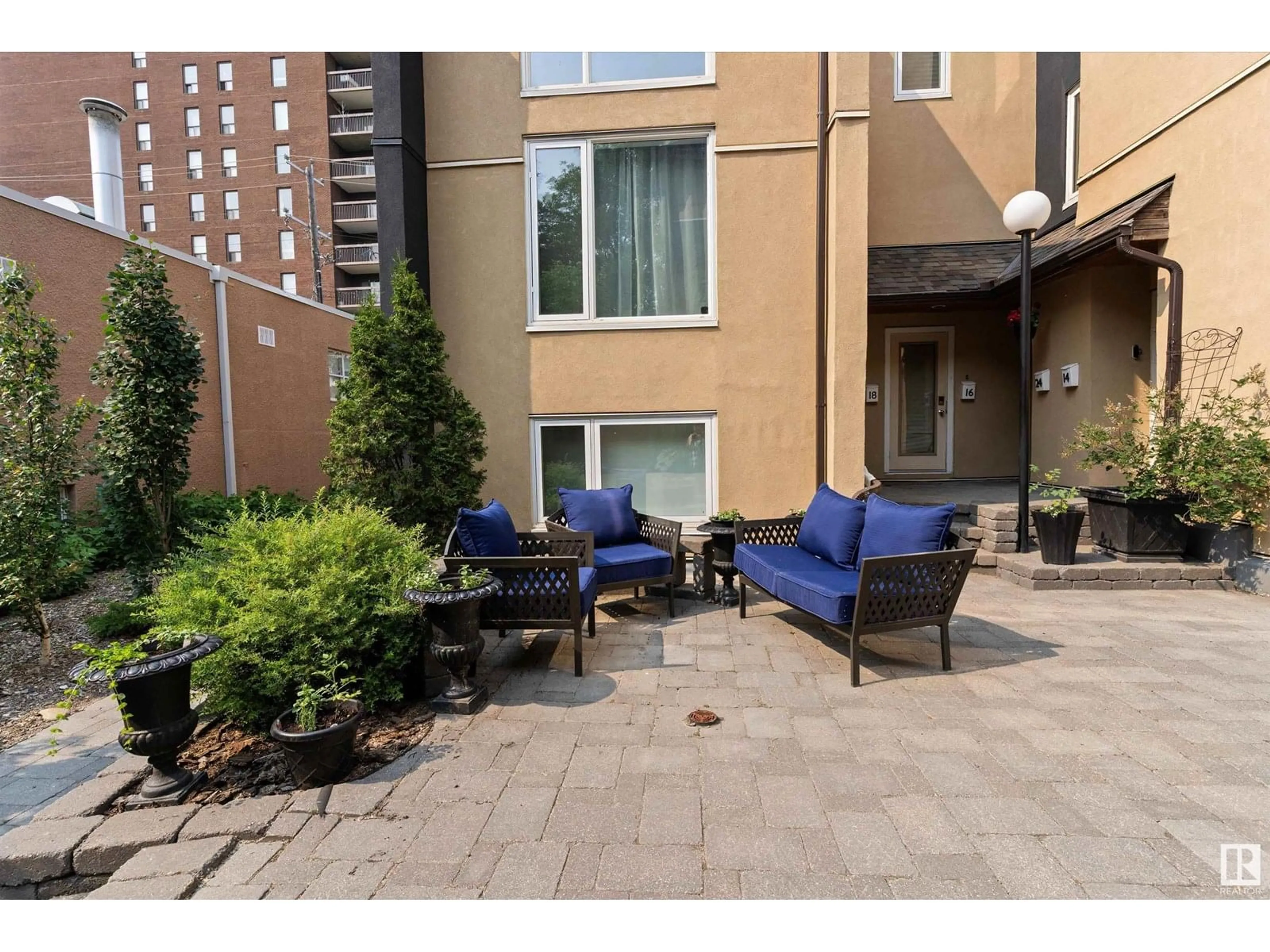 Patio, street for #14 - 11016 86 AV, Edmonton Alberta T6G0W9