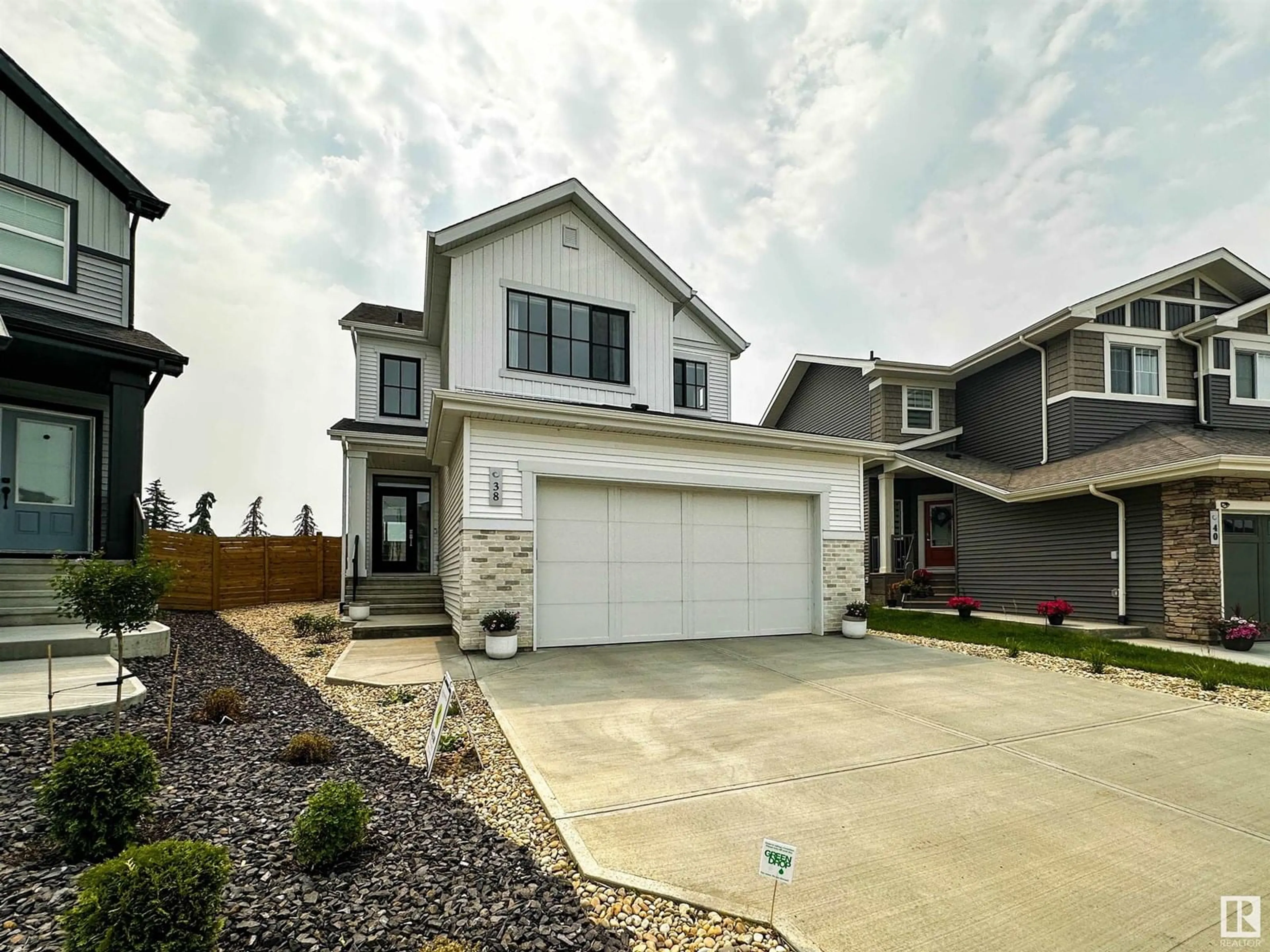 Home with vinyl exterior material, street for 38 JENNIFER CR, St. Albert Alberta T8N7Z6
