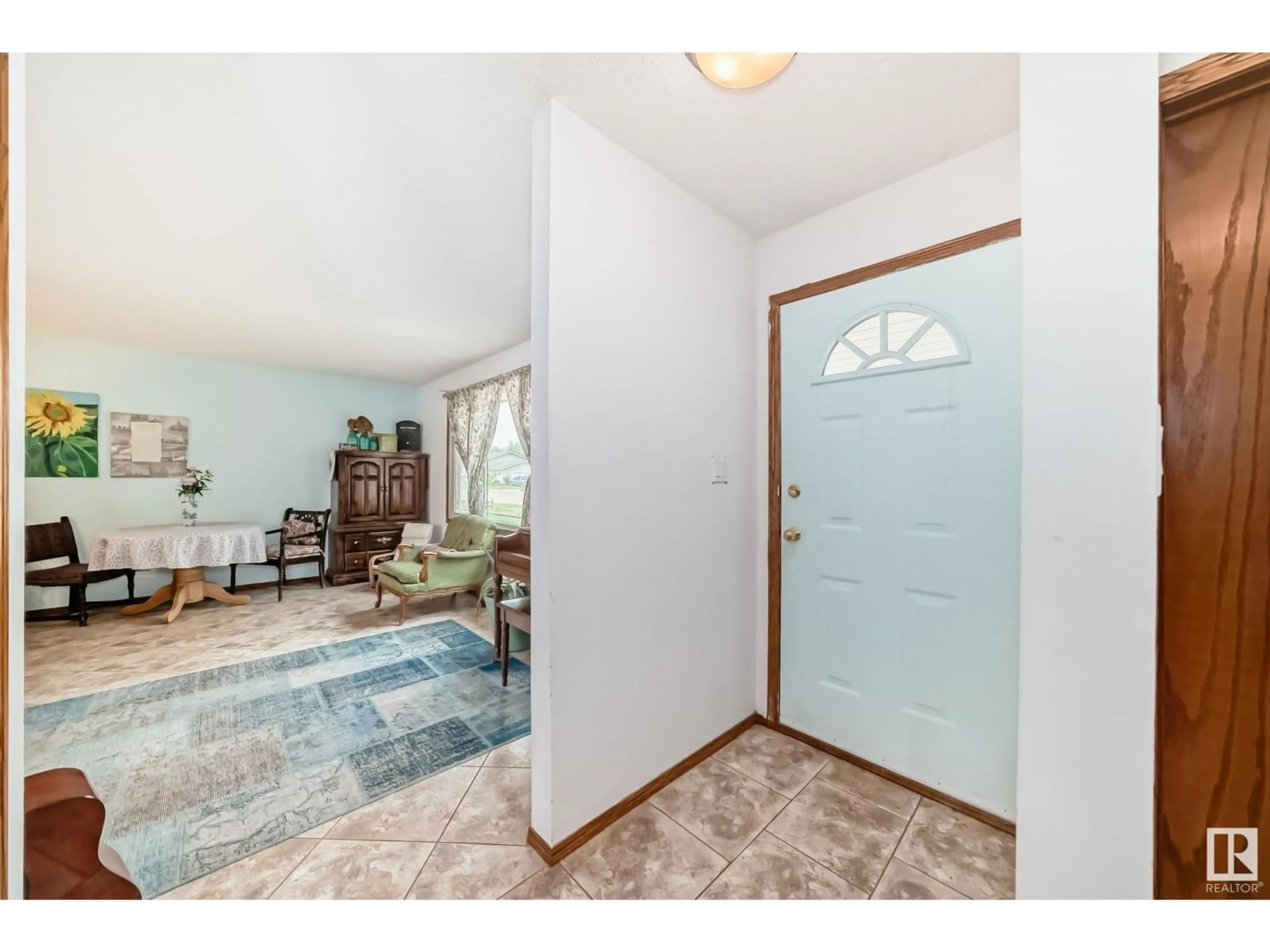 Indoor entryway for 5227 49 AV, Onoway Alberta T0E1V0