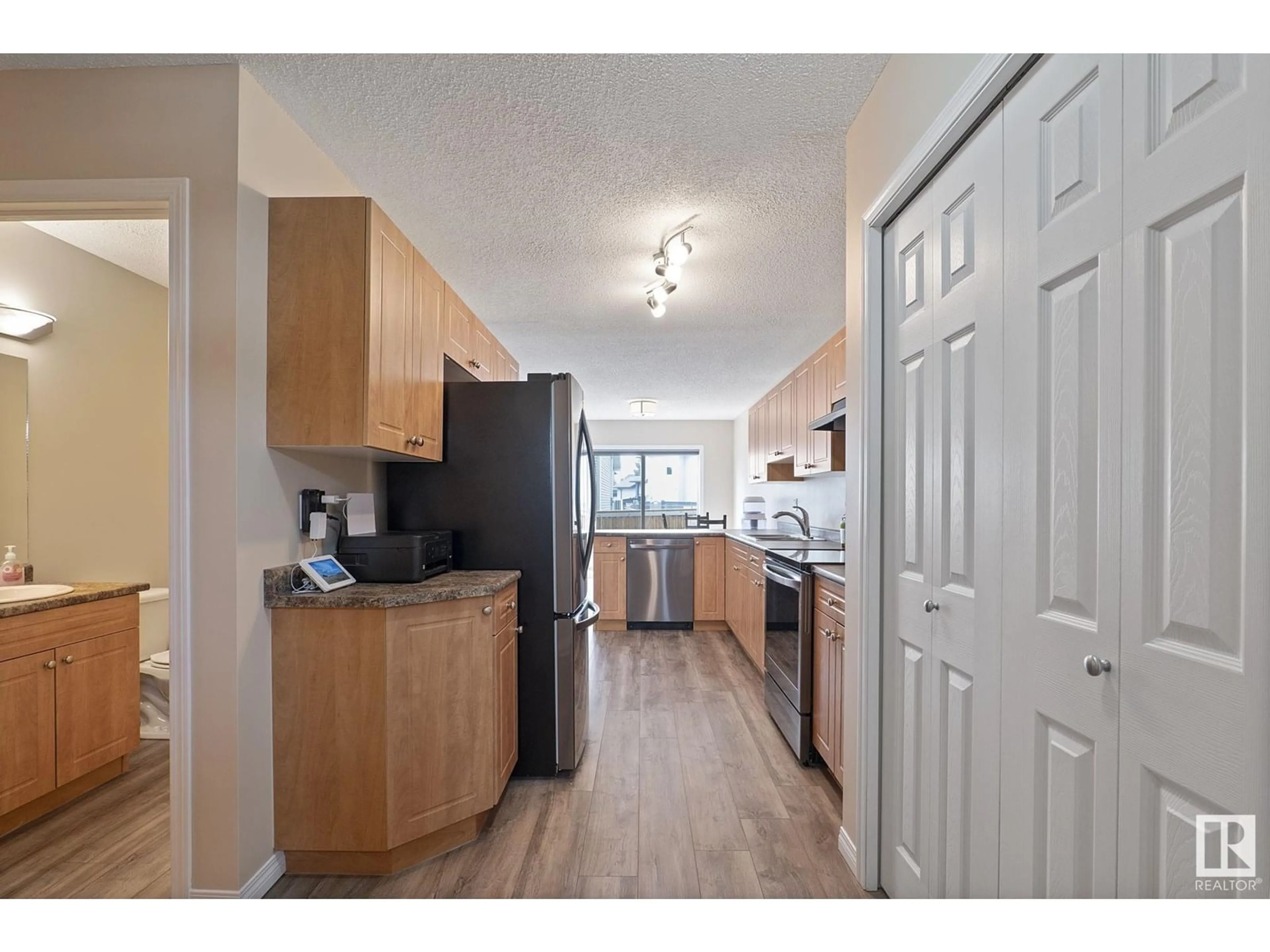 Standard kitchen, wood/laminate floor for 67 HANEY LANDING, Spruce Grove Alberta T7X0A2