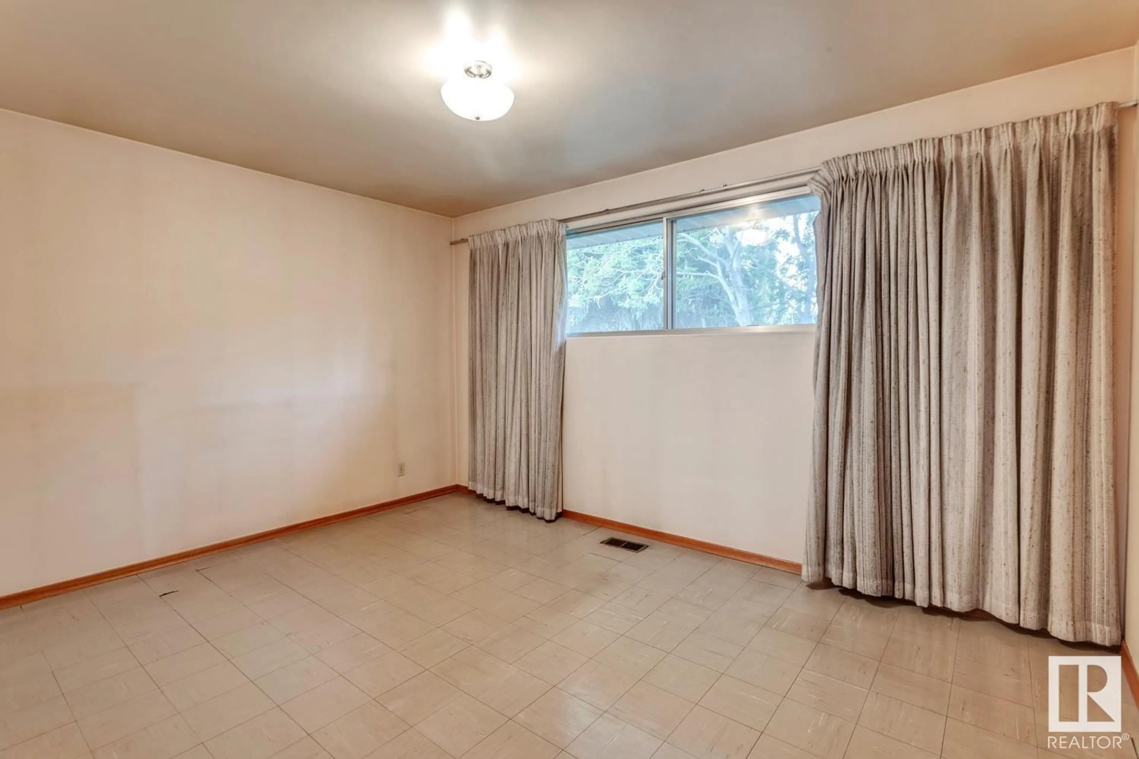 A pic of a room for NW - 12811 137 AV, Edmonton Alberta T5L4C3