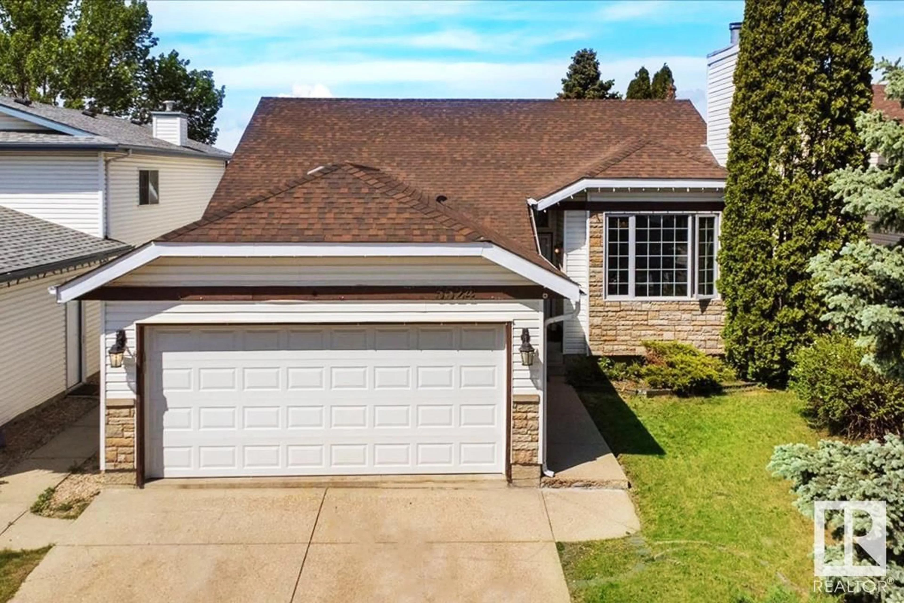 Home with vinyl exterior material, street for 3524 40 AV, Edmonton Alberta T6L6M8