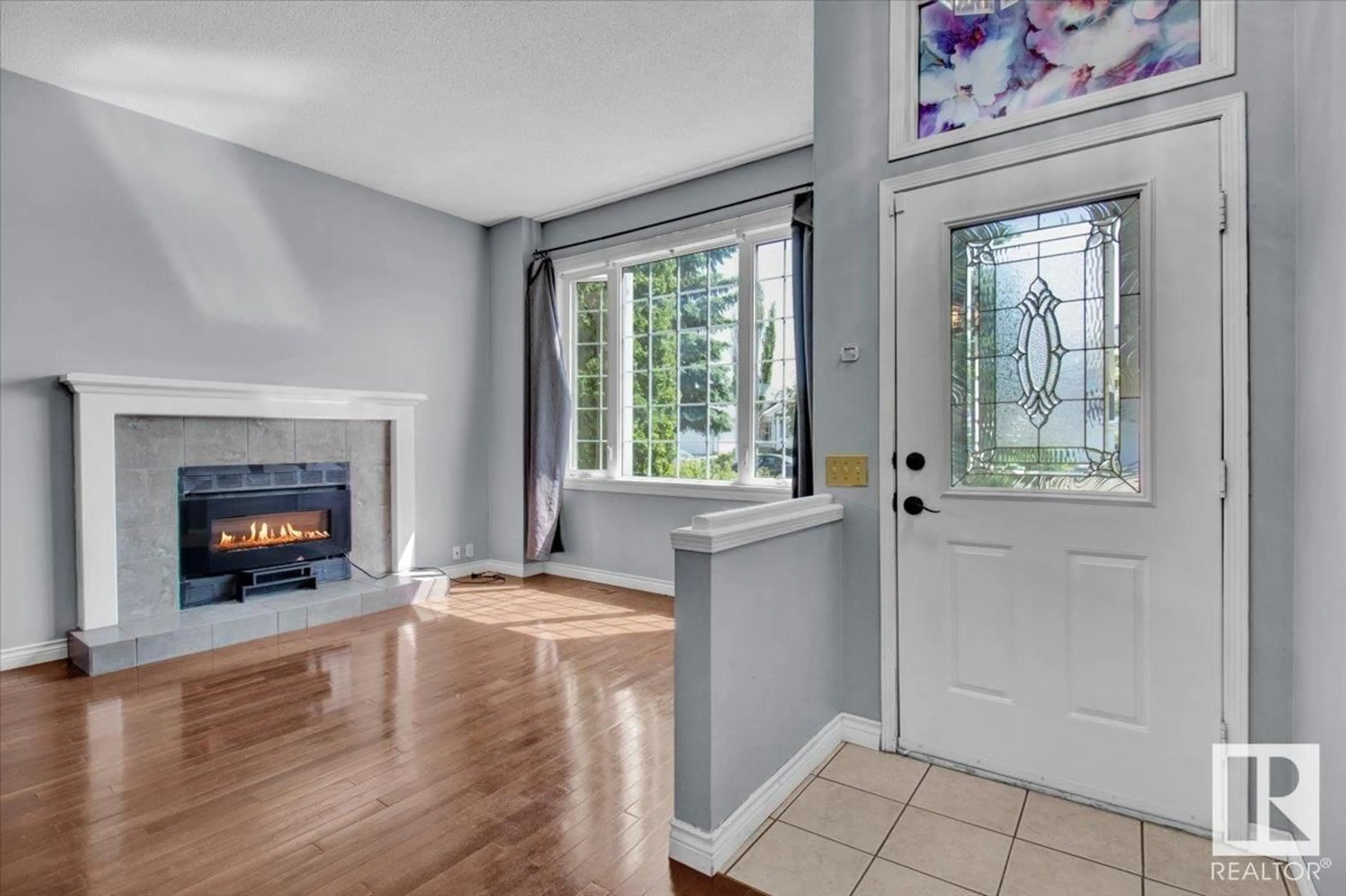 Indoor entryway for 3524 40 AV, Edmonton Alberta T6L6M8