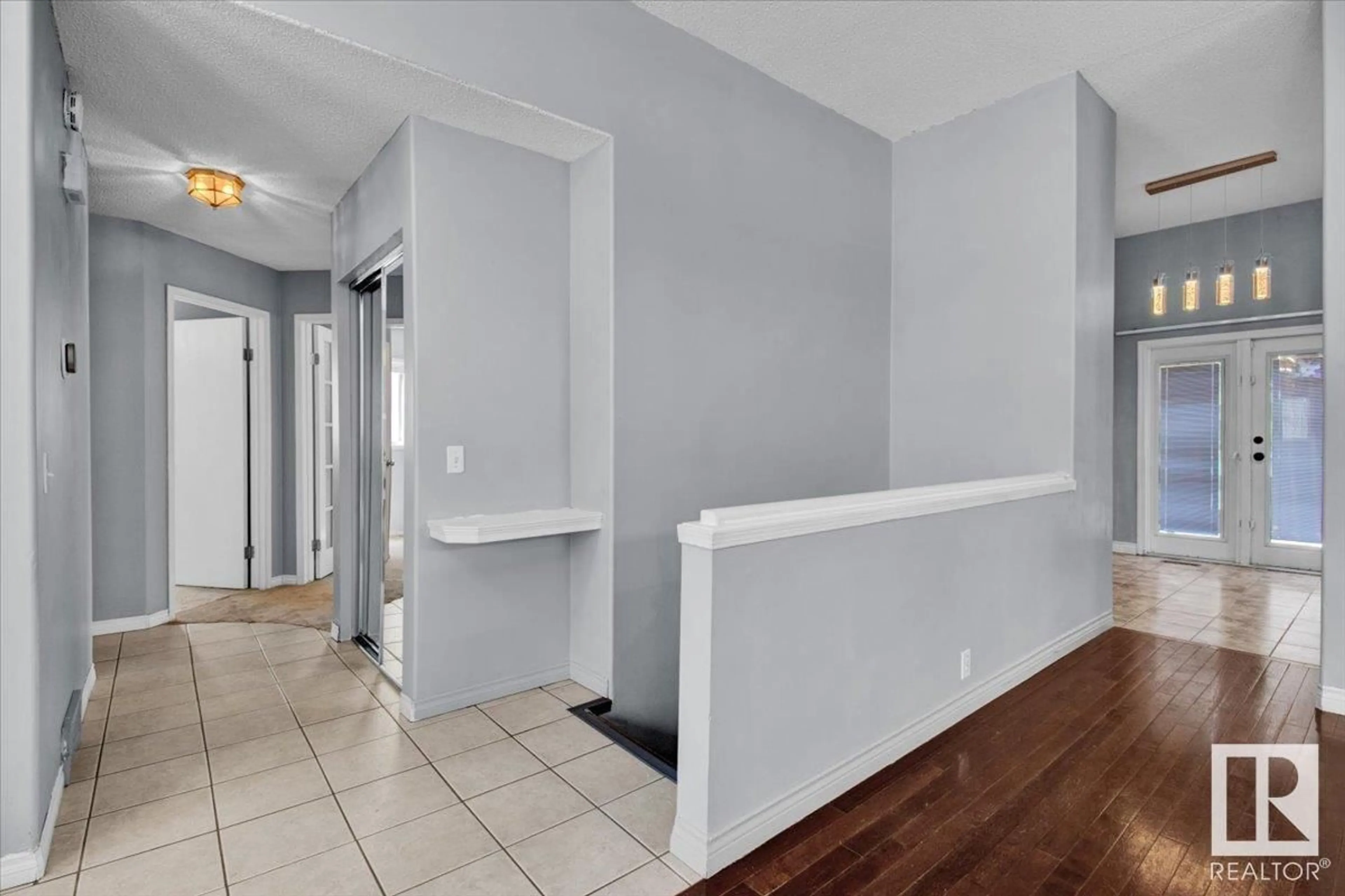 Indoor entryway for 3524 40 AV, Edmonton Alberta T6L6M8