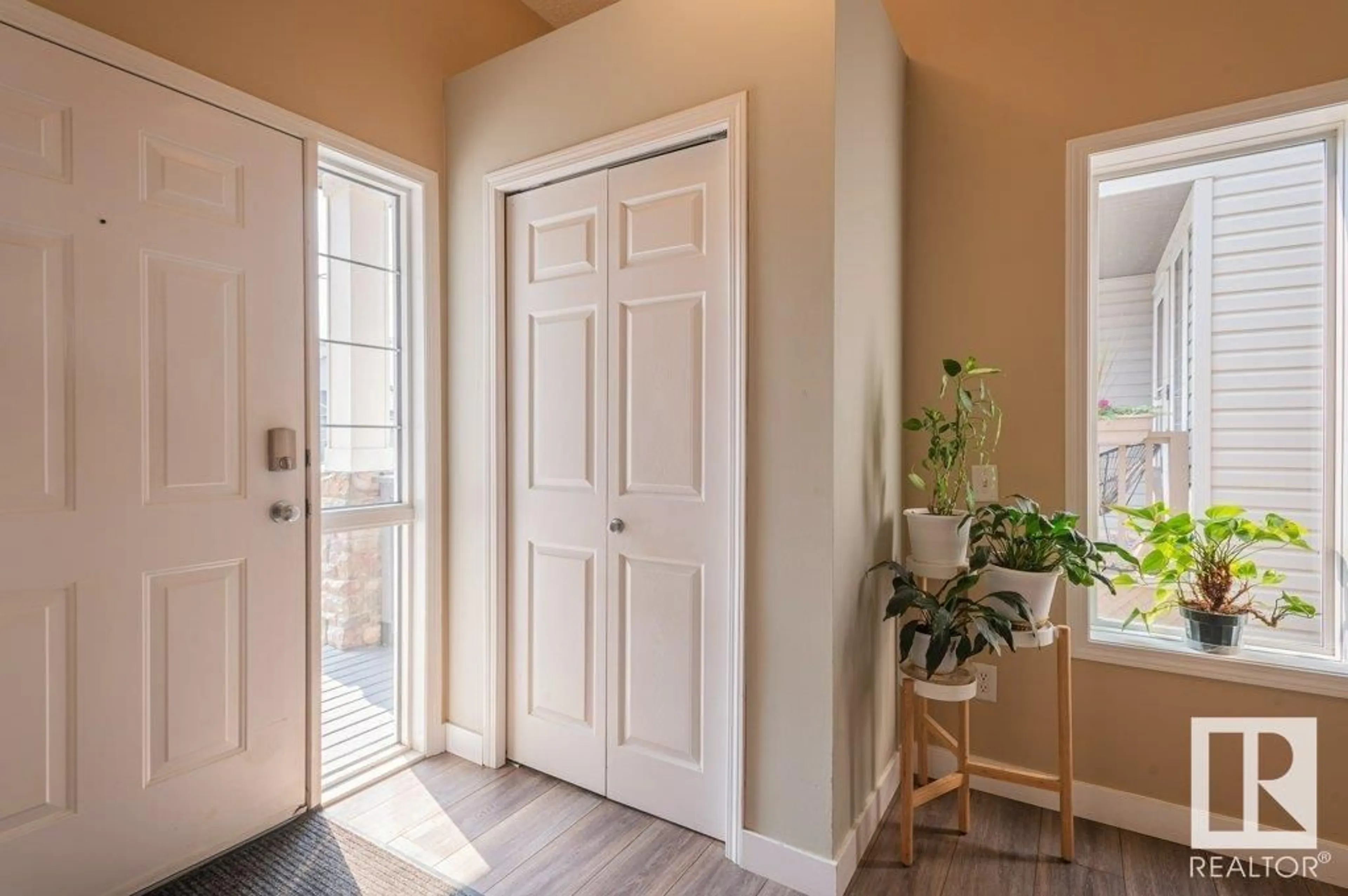Indoor entryway for 112 CORNWALL RD, Sherwood Park Alberta T8A2L4