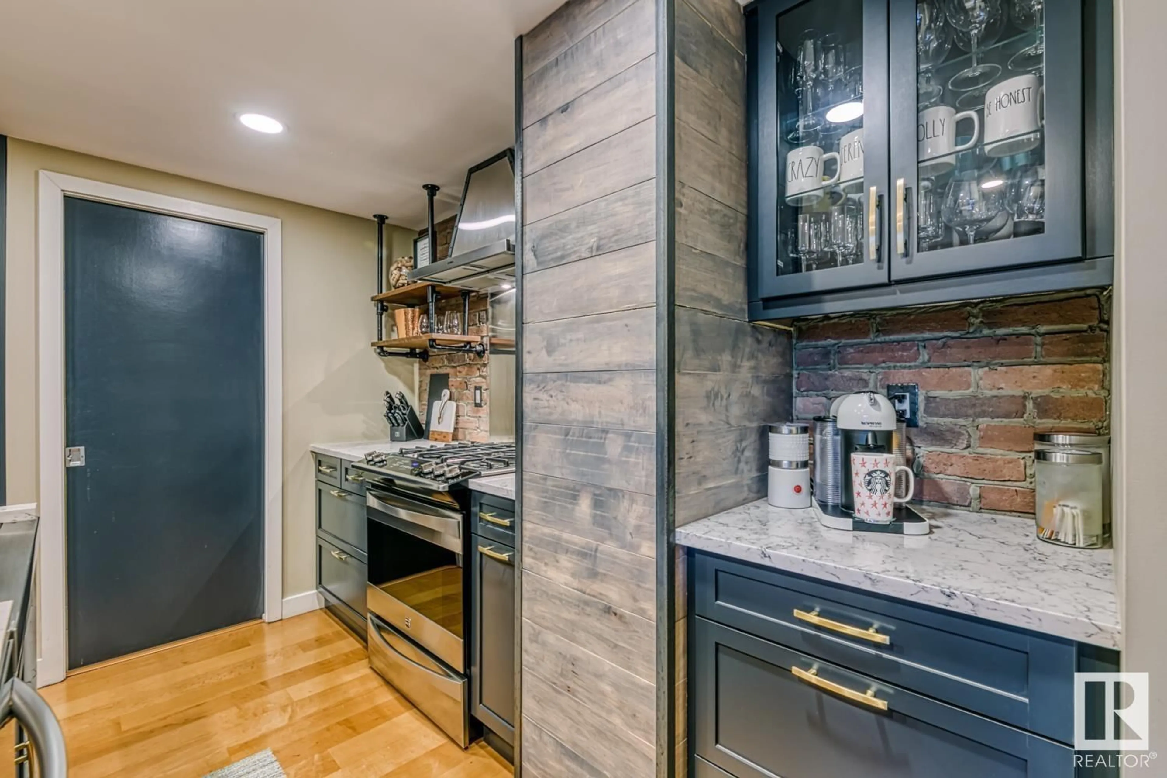 Contemporary kitchen, unknown for 203 - 10028 119 ST, Edmonton Alberta T5K1Y8