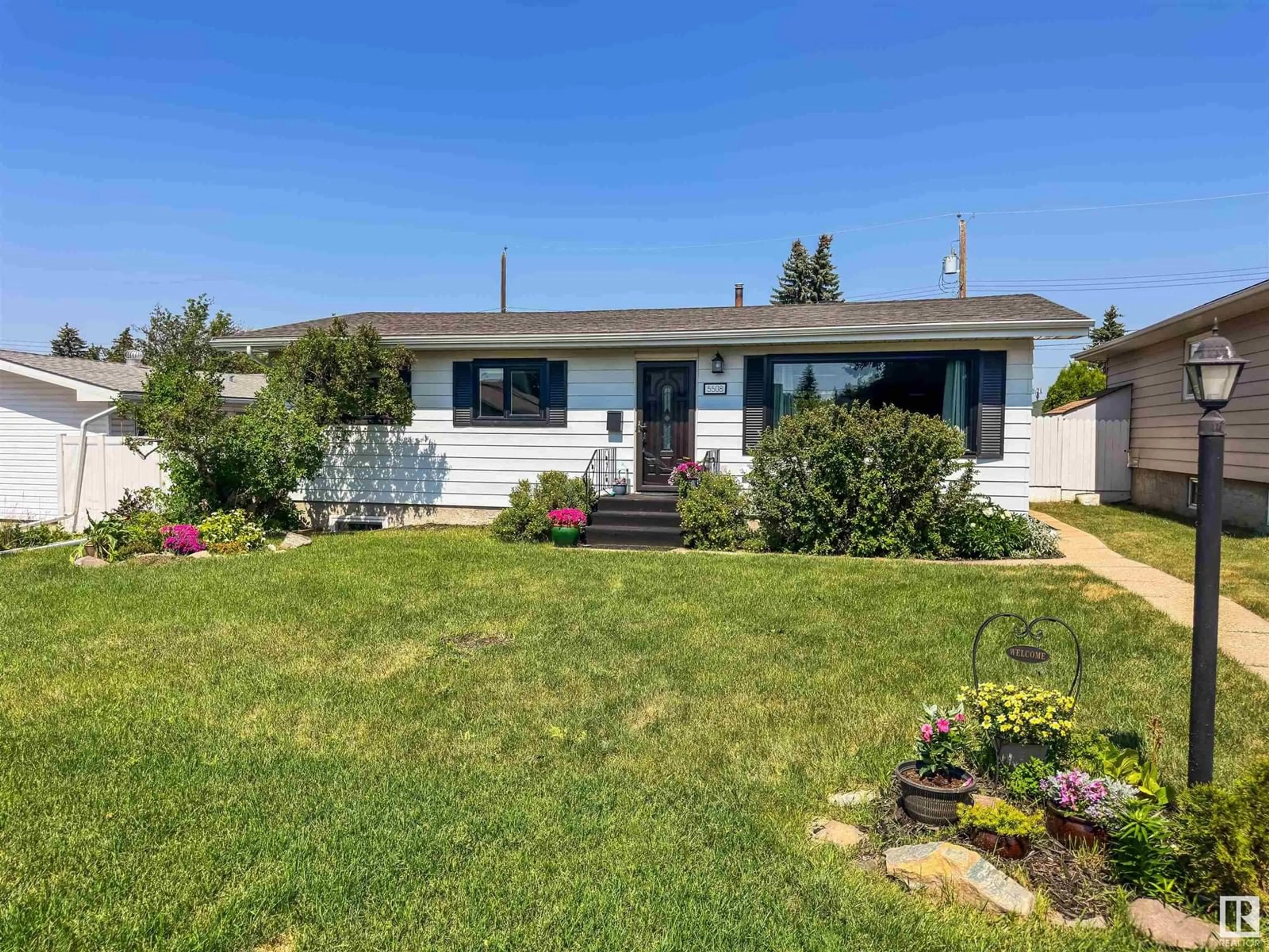 Home with vinyl exterior material, street for 5508 90A AV, Edmonton Alberta T6B0P8