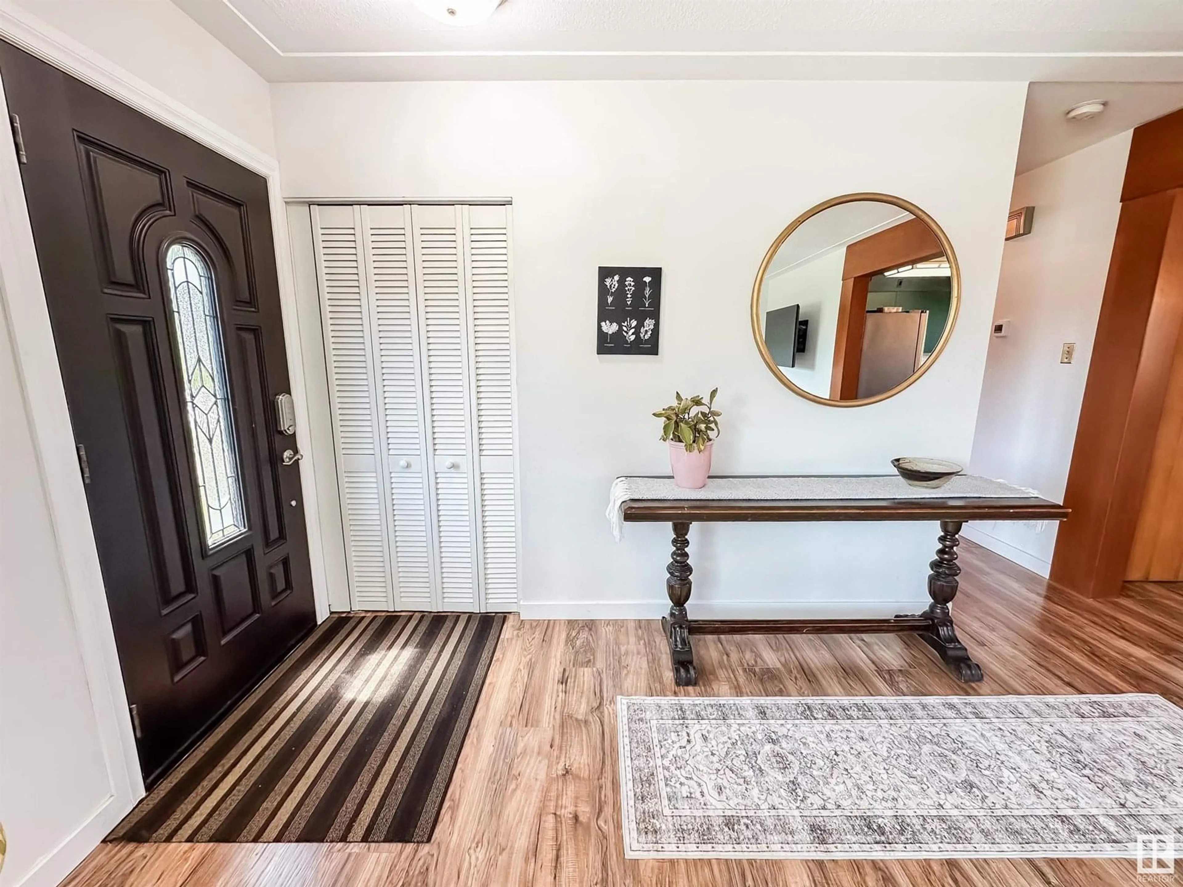 Indoor entryway for 5508 90A AV, Edmonton Alberta T6B0P8