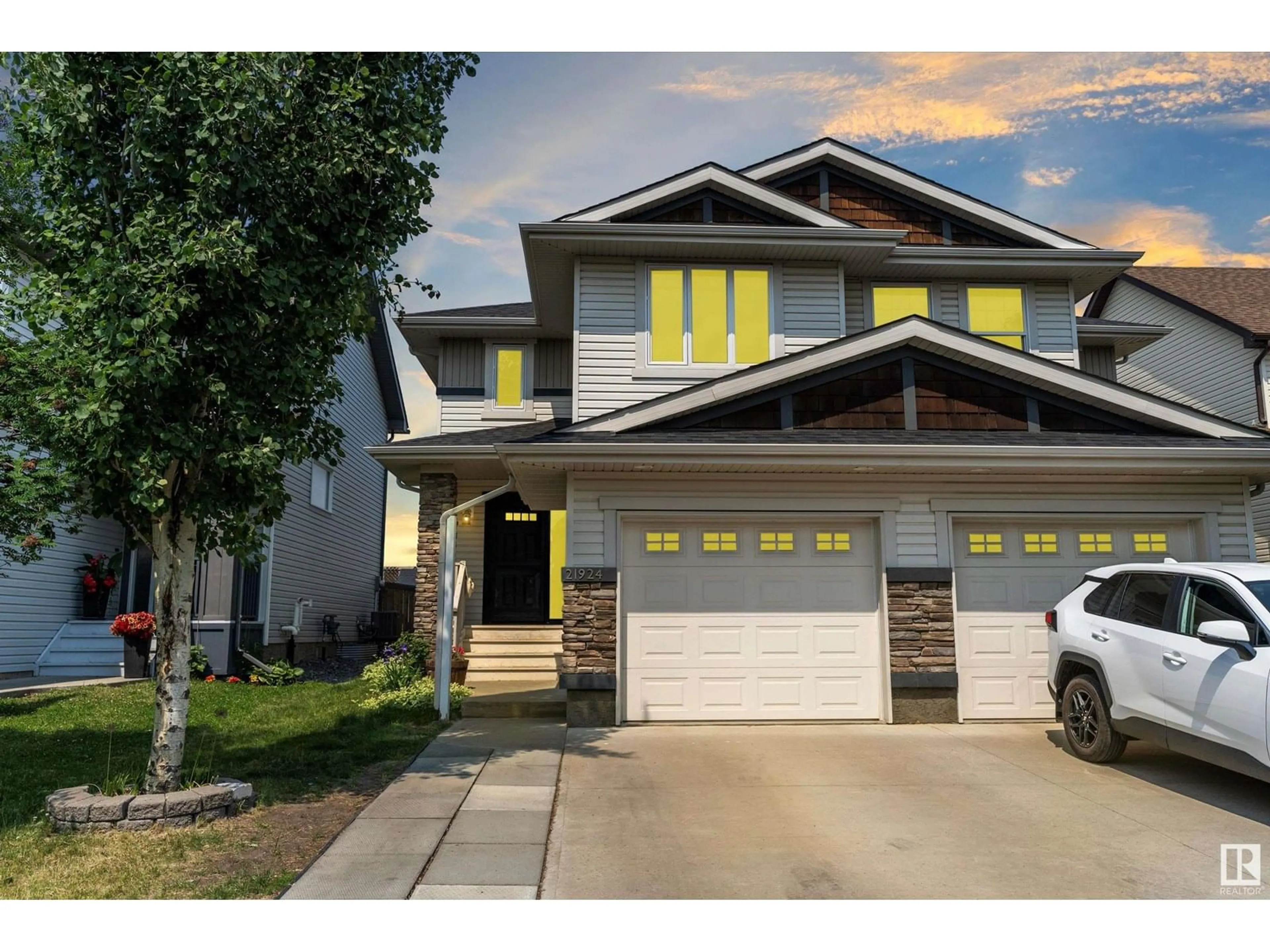 Home with vinyl exterior material, street for 21924 99A AV, Edmonton Alberta T5T4T2