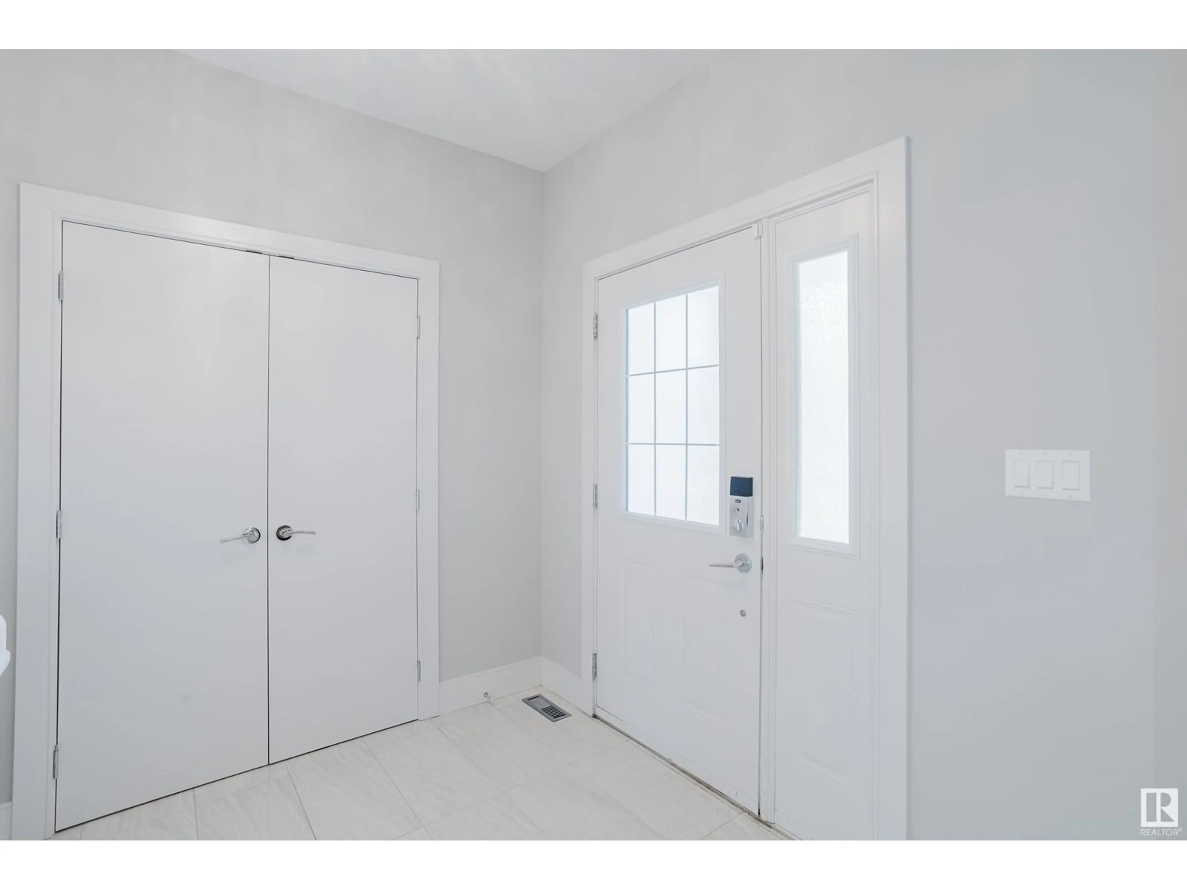 Indoor entryway for SW - 17403 11 AV, Edmonton Alberta T6W1Z7