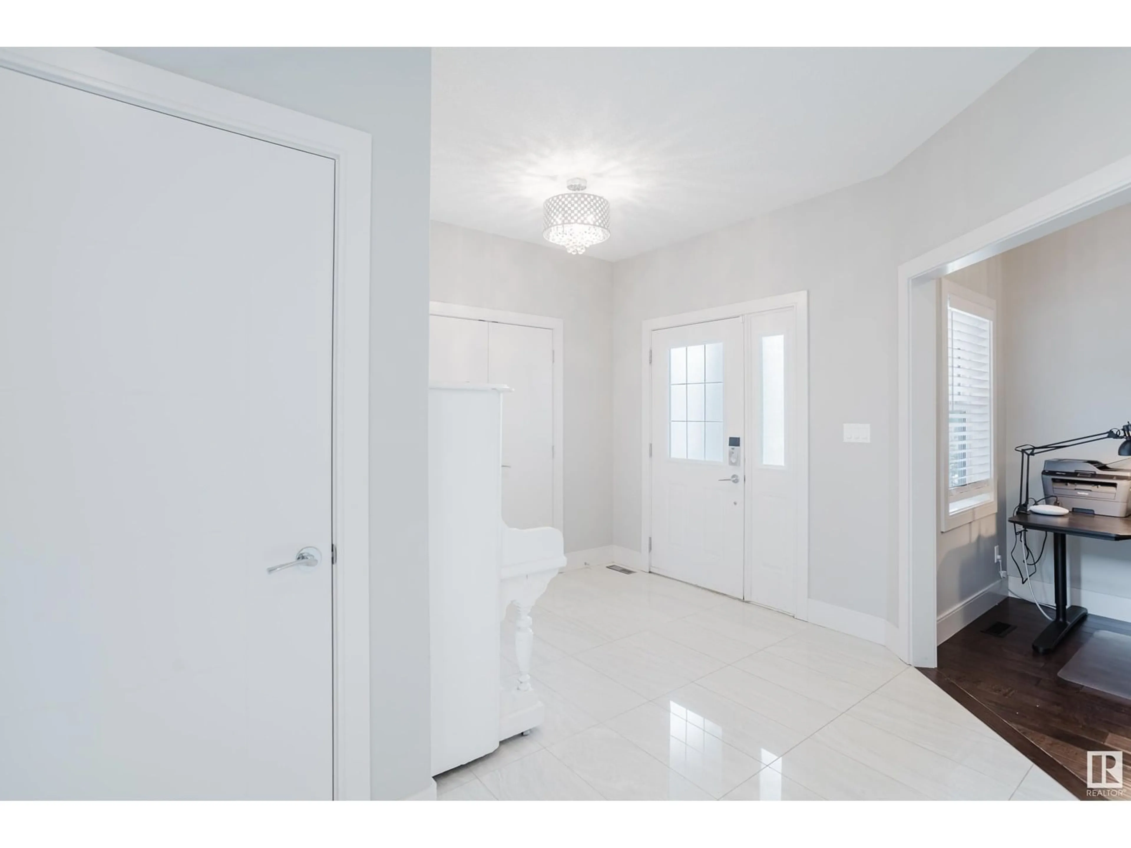 Indoor entryway for SW - 17403 11 AV, Edmonton Alberta T6W1Z7