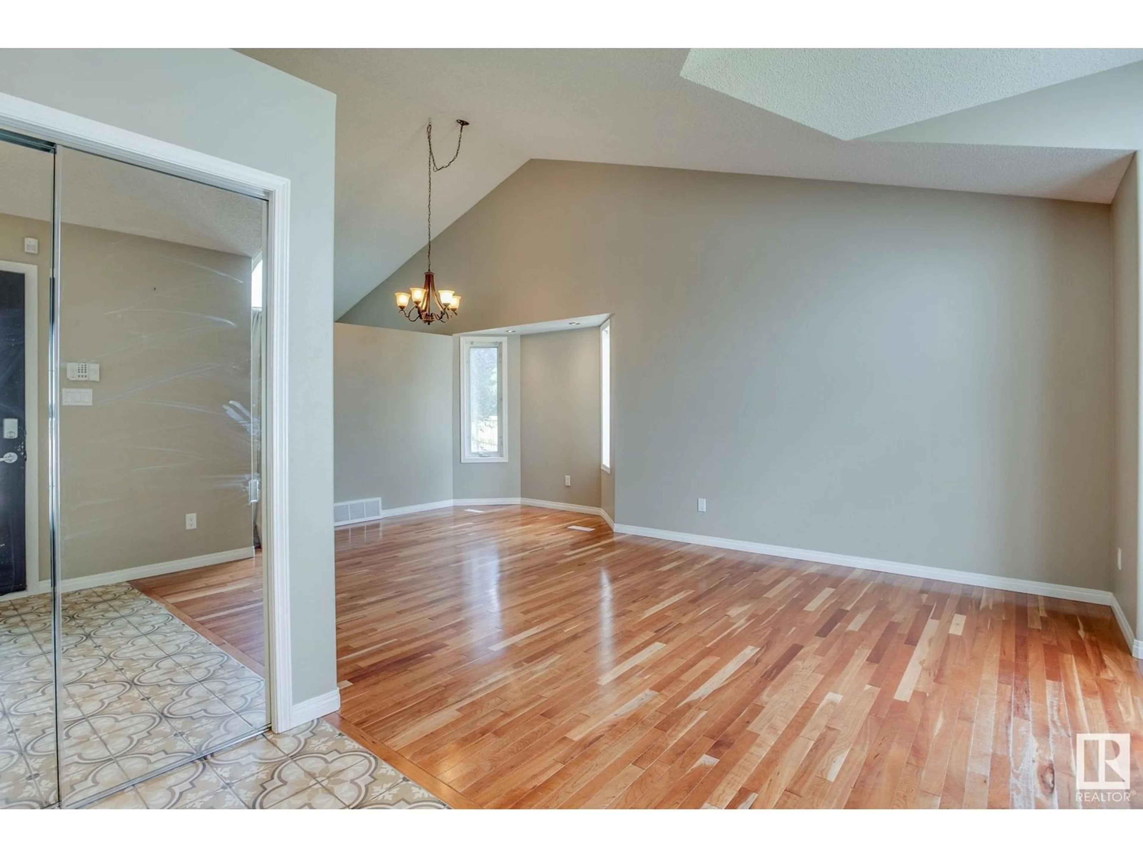 Indoor entryway for 1175 POTTER GREENS DR, Edmonton Alberta T5T5Y6