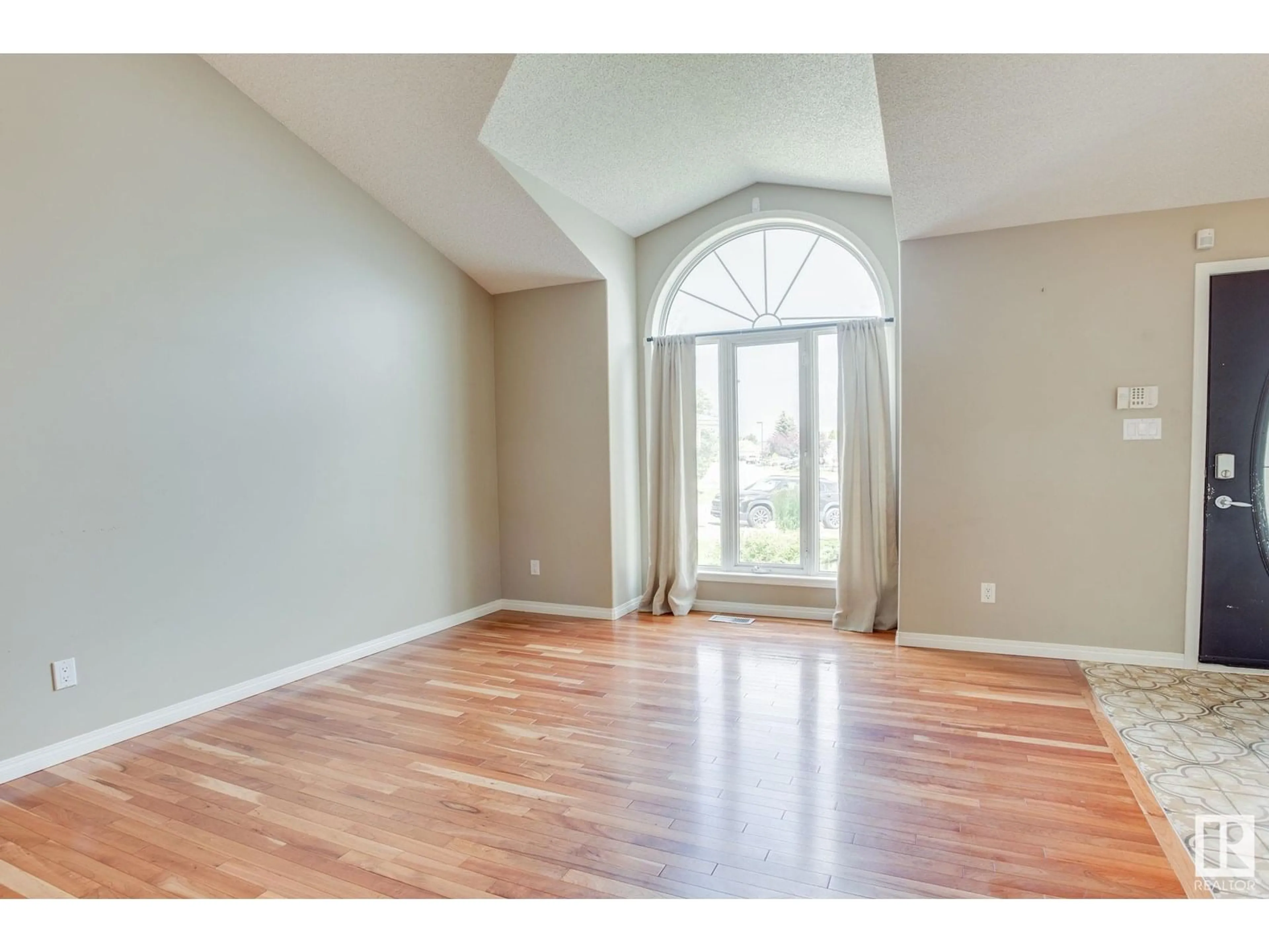 Indoor entryway for 1175 POTTER GREENS DR, Edmonton Alberta T5T5Y6
