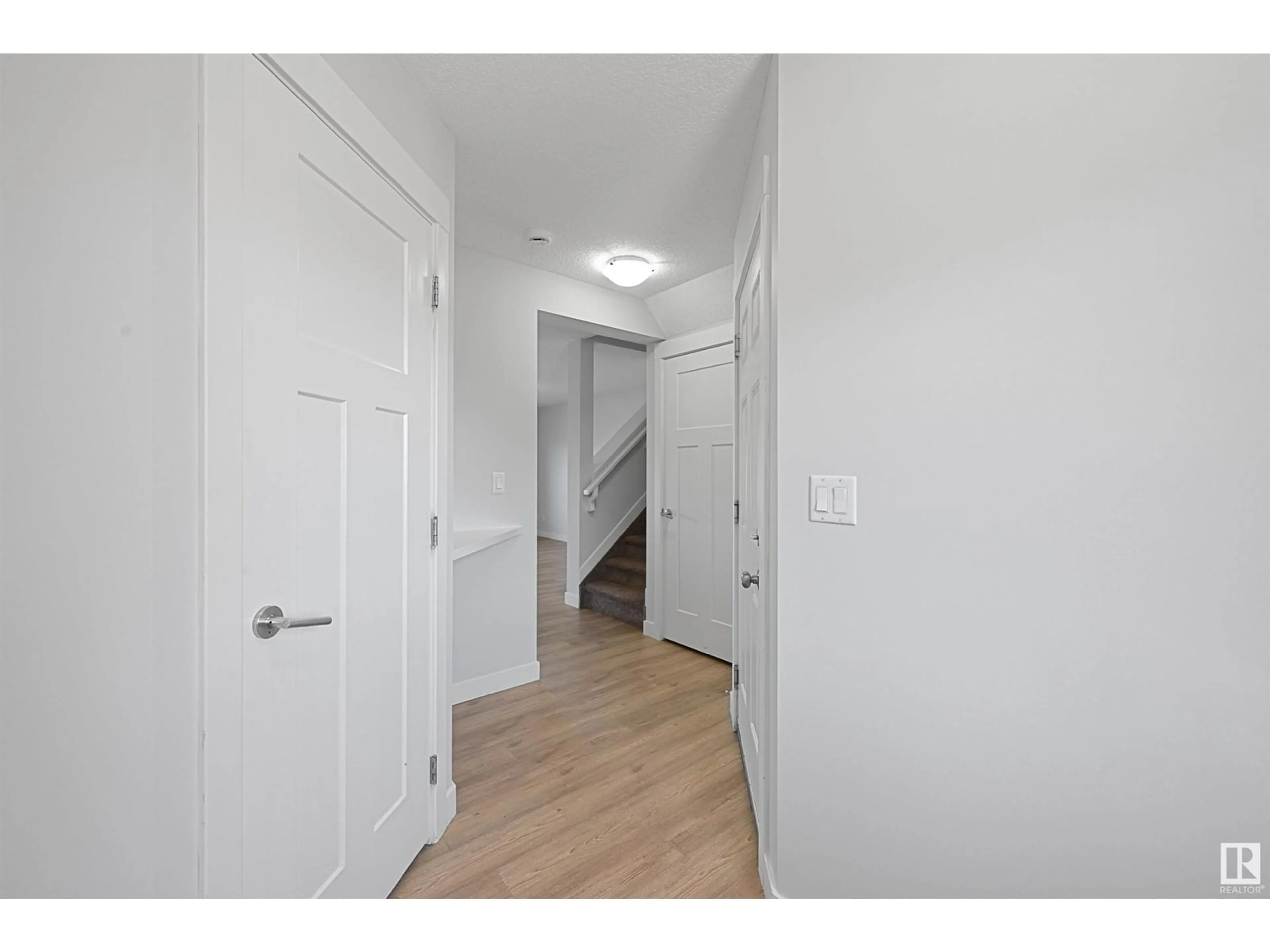 Indoor entryway for 7096 SOUTH TERWILLEGAR DR, Edmonton Alberta T6R0V1