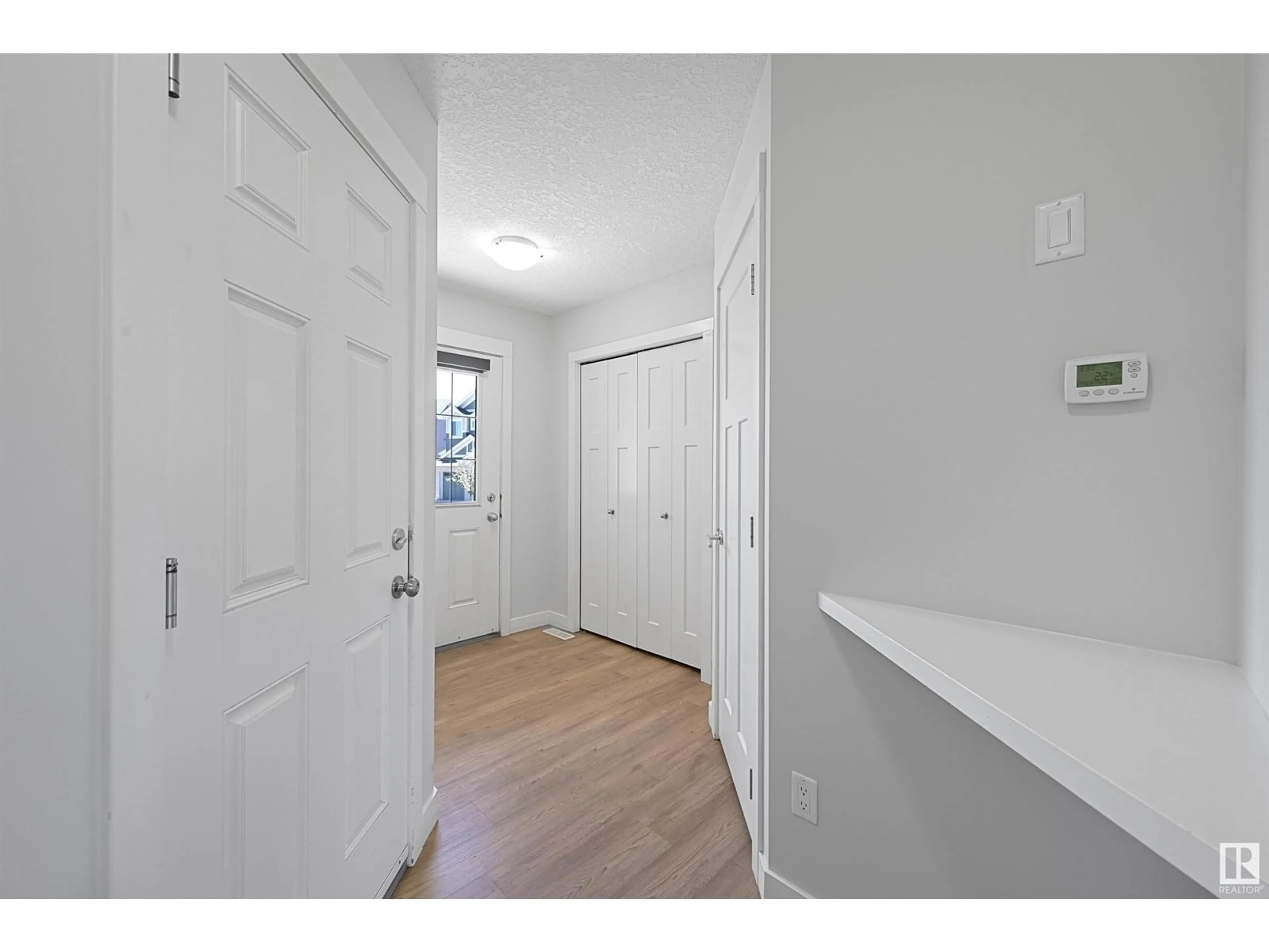 Indoor entryway for 7096 SOUTH TERWILLEGAR DR, Edmonton Alberta T6R0V1