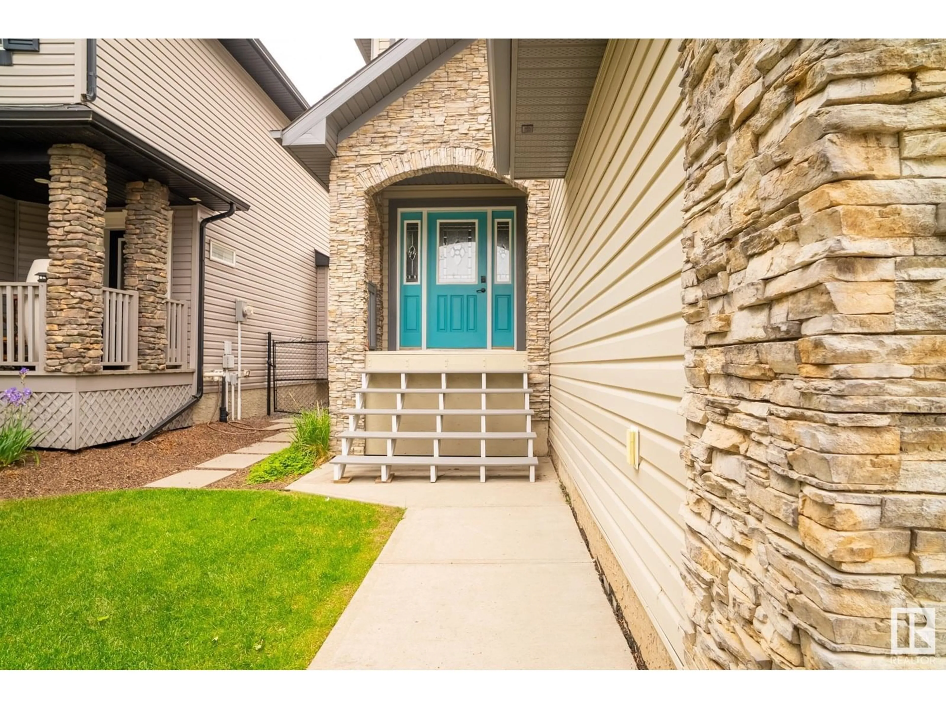 Indoor entryway for 7280 ESSEX WY, Sherwood Park Alberta T8H0L2