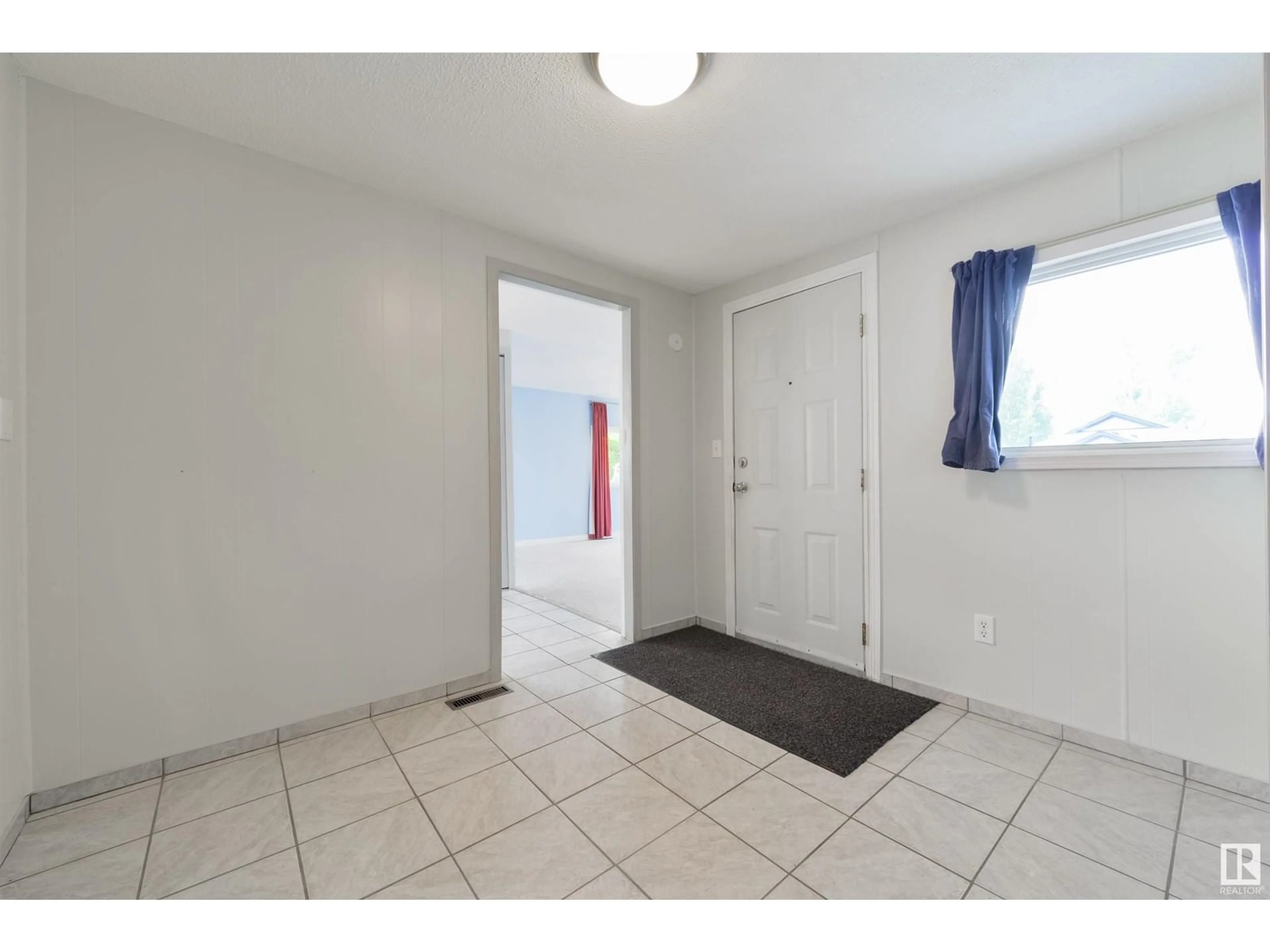 Indoor entryway for 221 LEE RIDGE RD, Edmonton Alberta T6K0N2