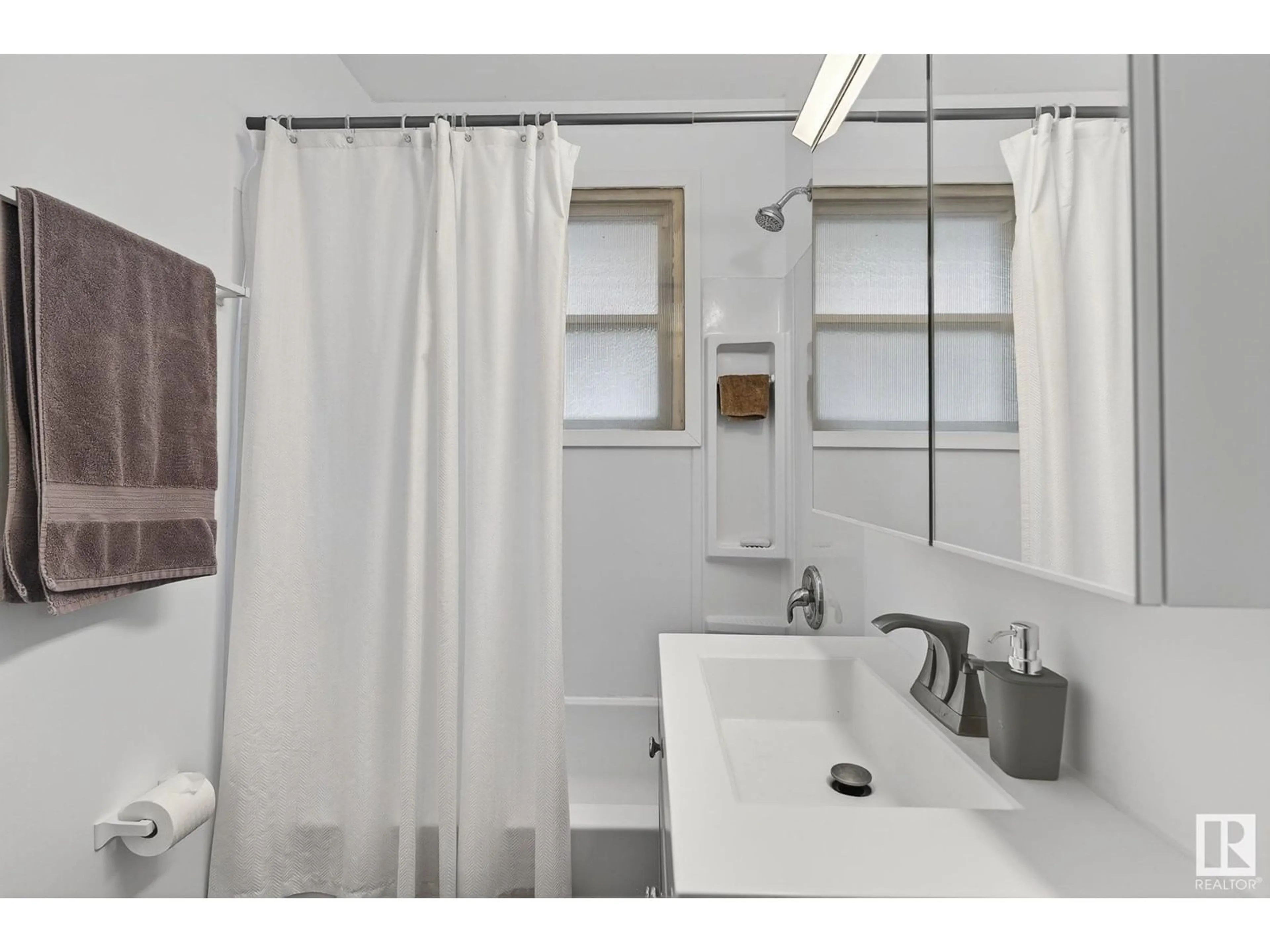 Standard bathroom, ceramic/tile floor for NW - 10203 83 ST, Edmonton Alberta T6A3N7