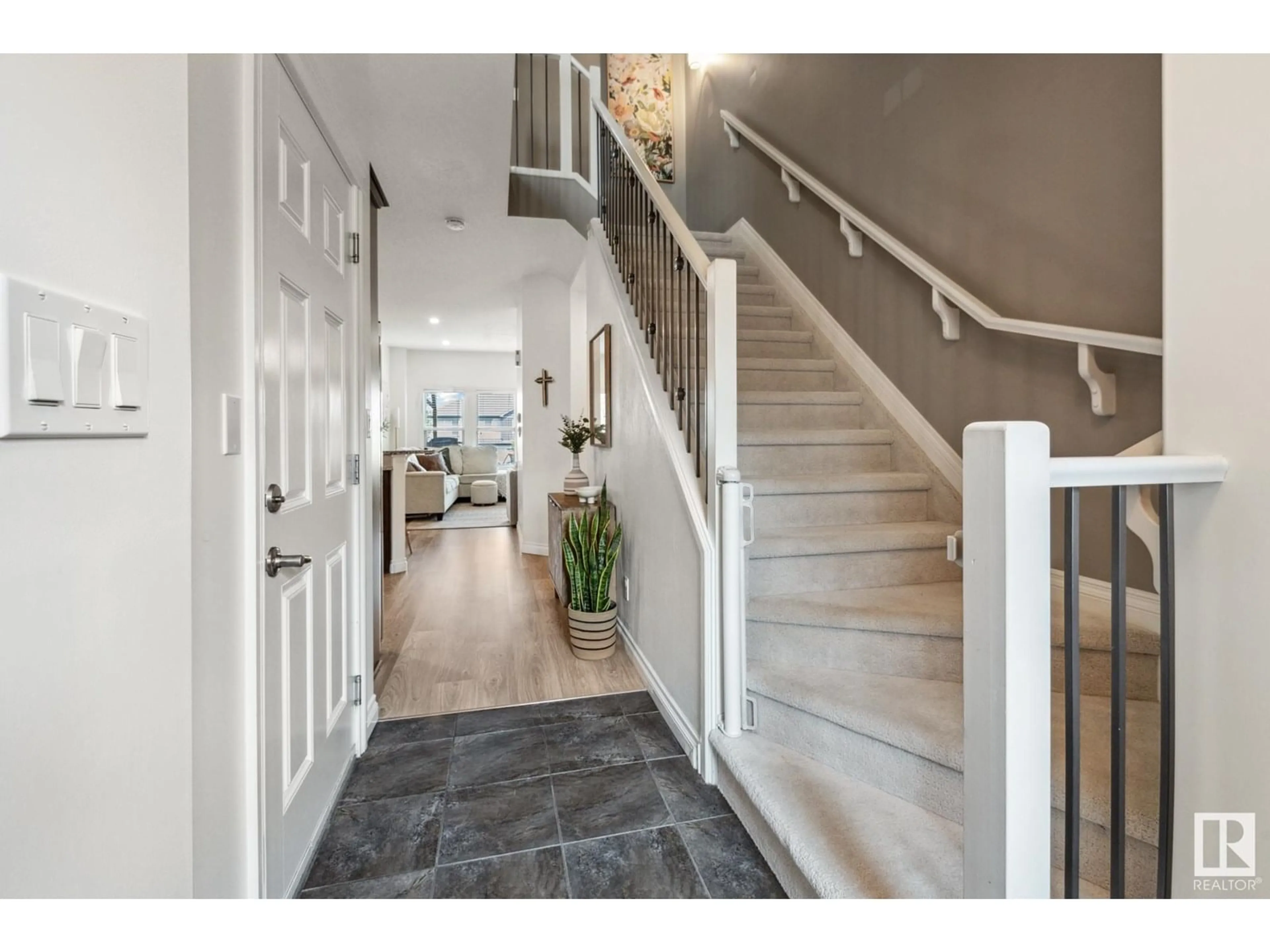 Indoor entryway for 72 GREENBURY CR, Spruce Grove Alberta T7X0L9