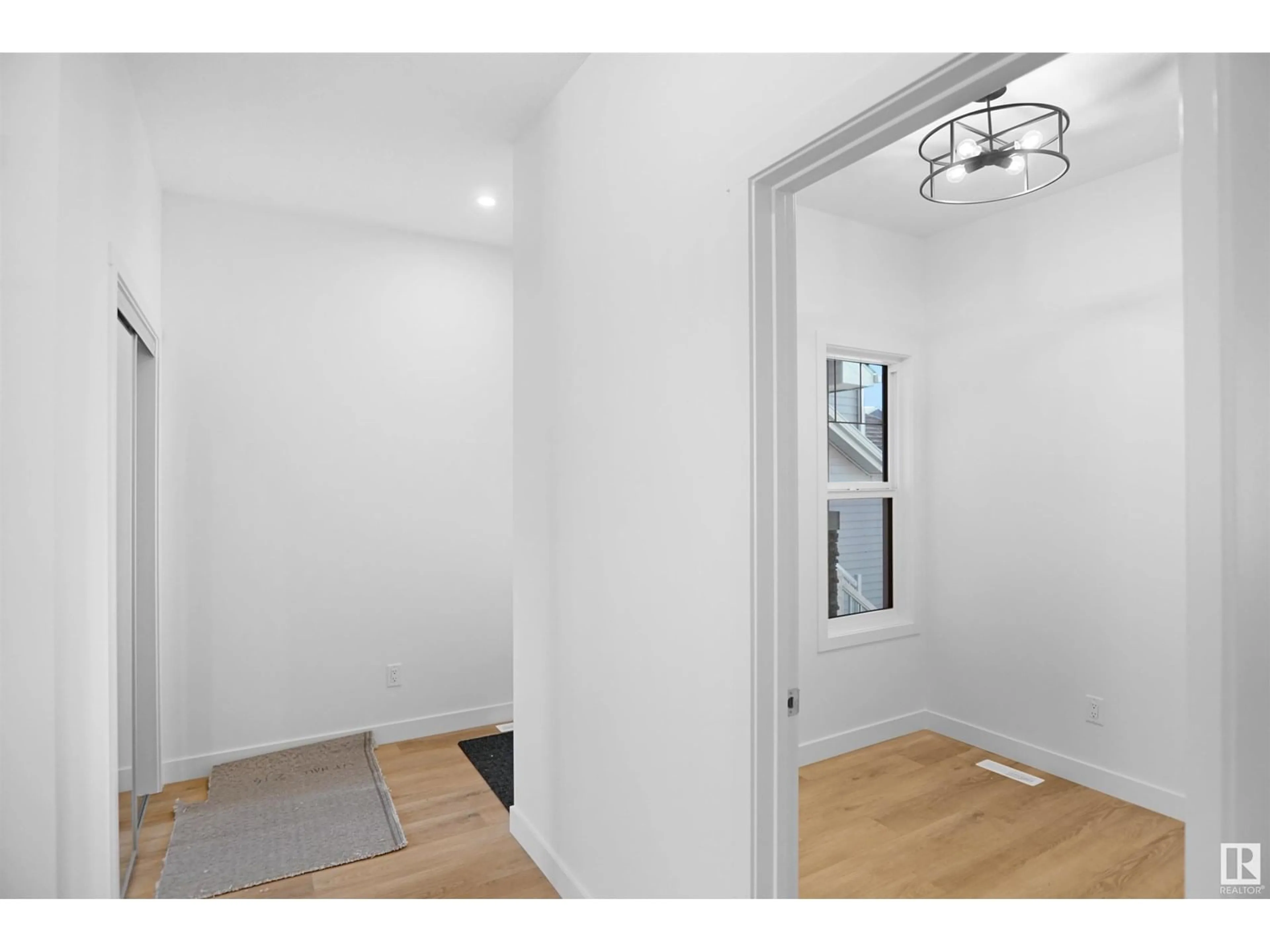 Indoor entryway for 262 SUNLAND WY, Sherwood Park Alberta T8H2Y7