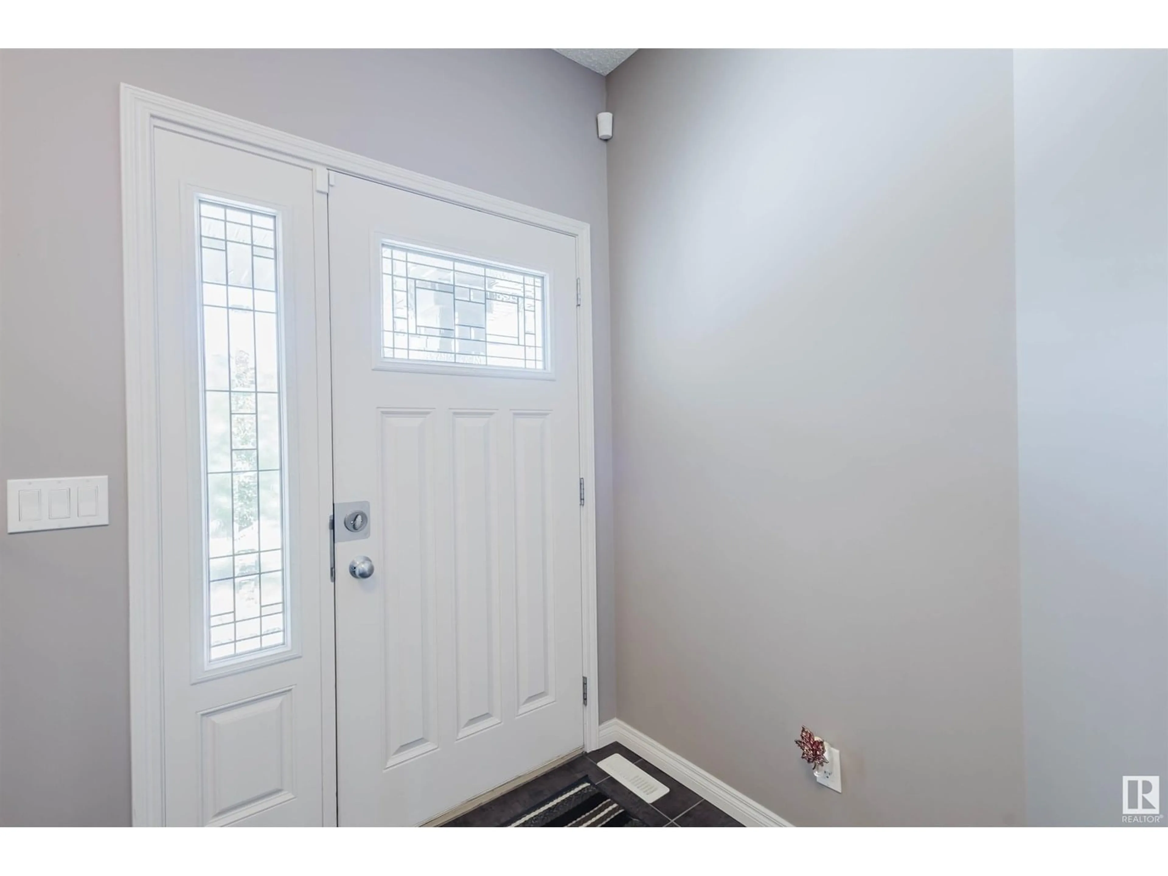 Indoor entryway for 17124 121 ST, Edmonton Alberta T5X0H4