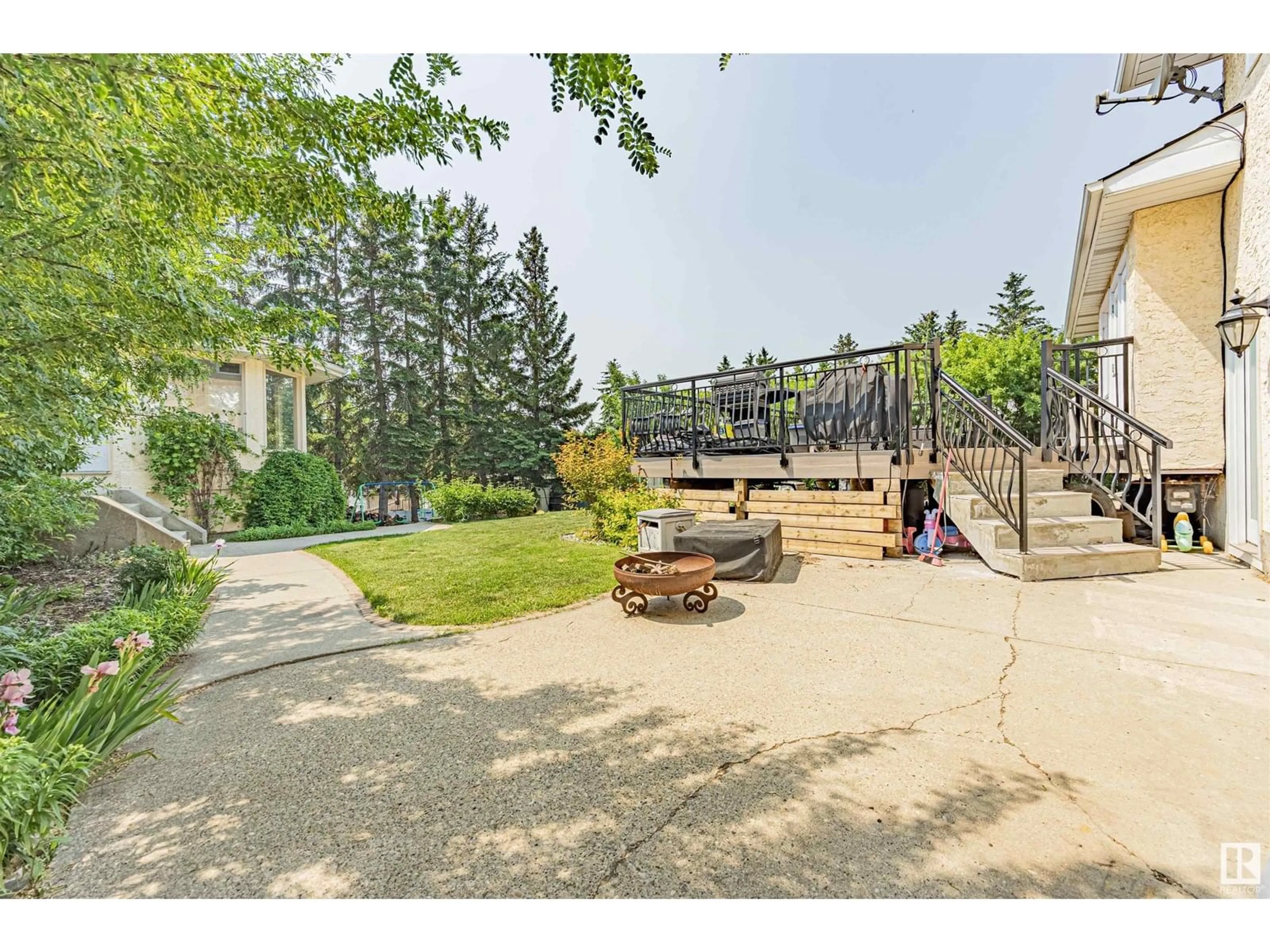 Patio, street for 11 GLENCOE BV, Sherwood Park Alberta T8A2Z5