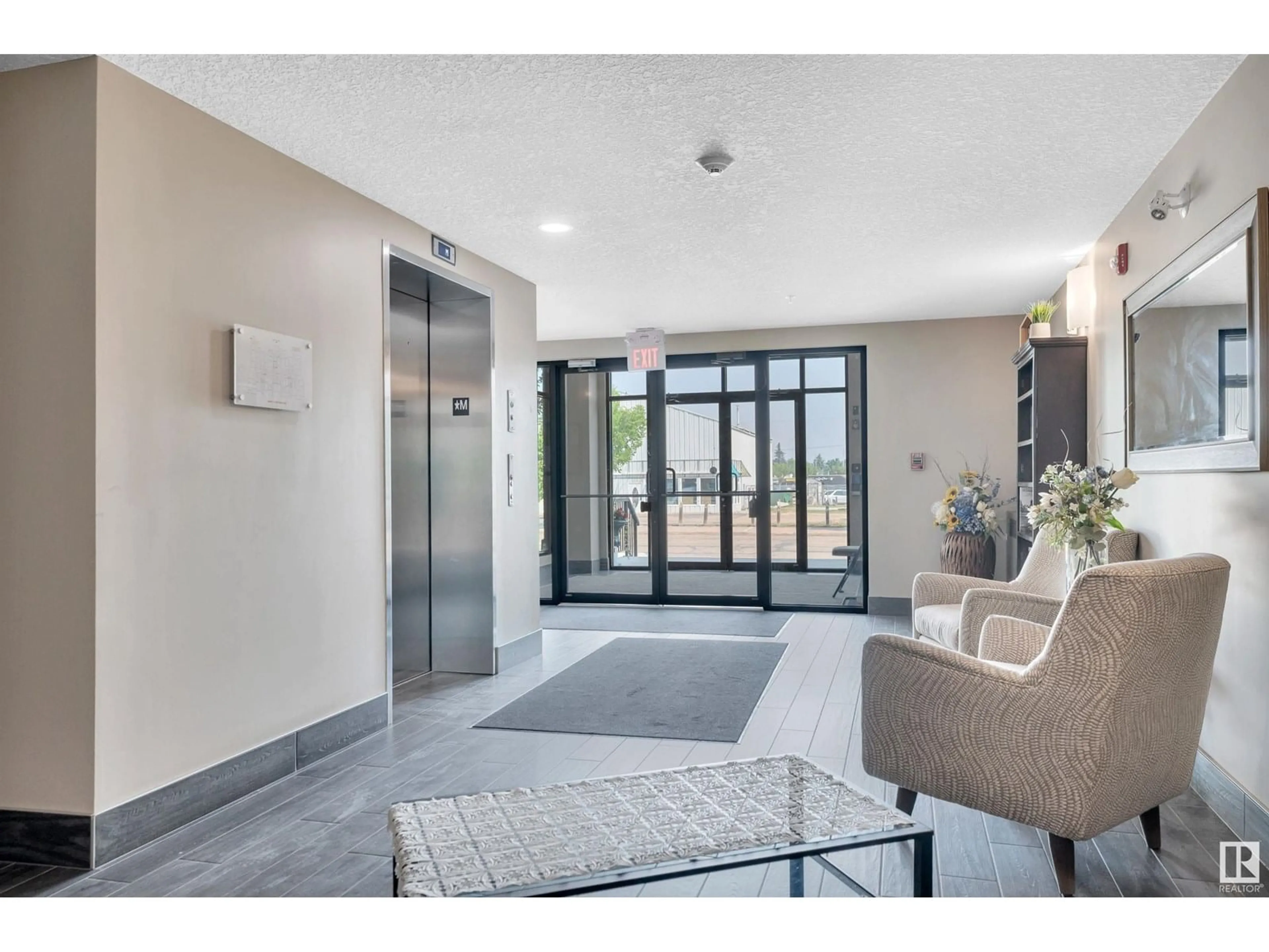 Indoor foyer for 17 - 305 COLUMBIA AV, Devon Alberta T9G1Y7