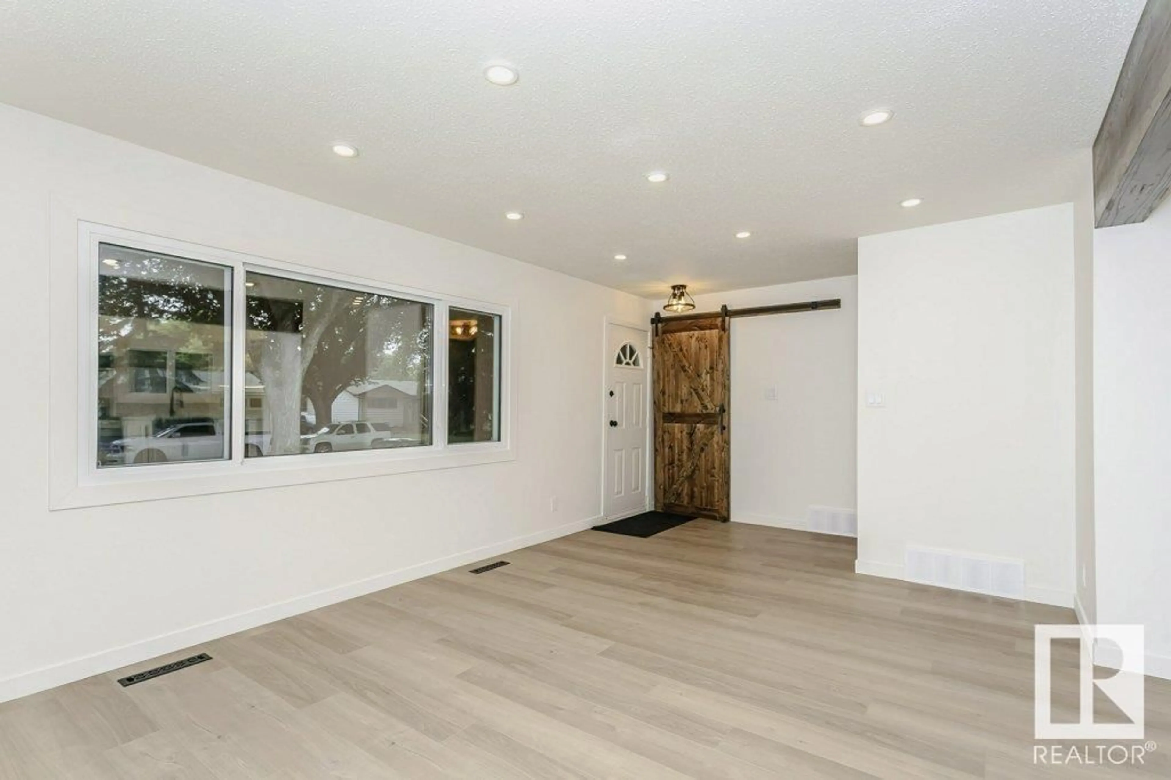 Indoor entryway for 11921 41 ST, Edmonton Alberta T5W2M1