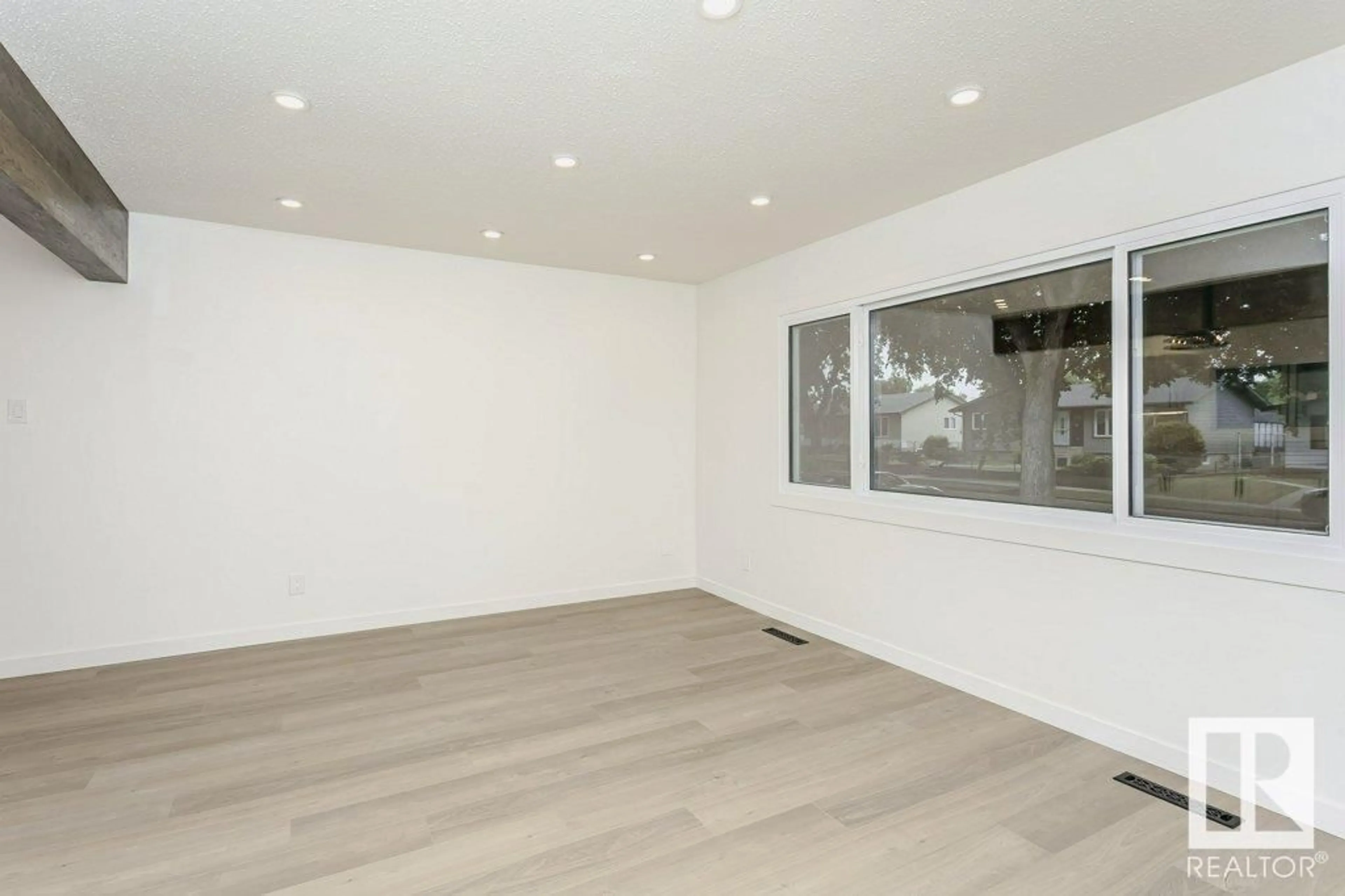 A pic of a room for 11921 41 ST, Edmonton Alberta T5W2M1