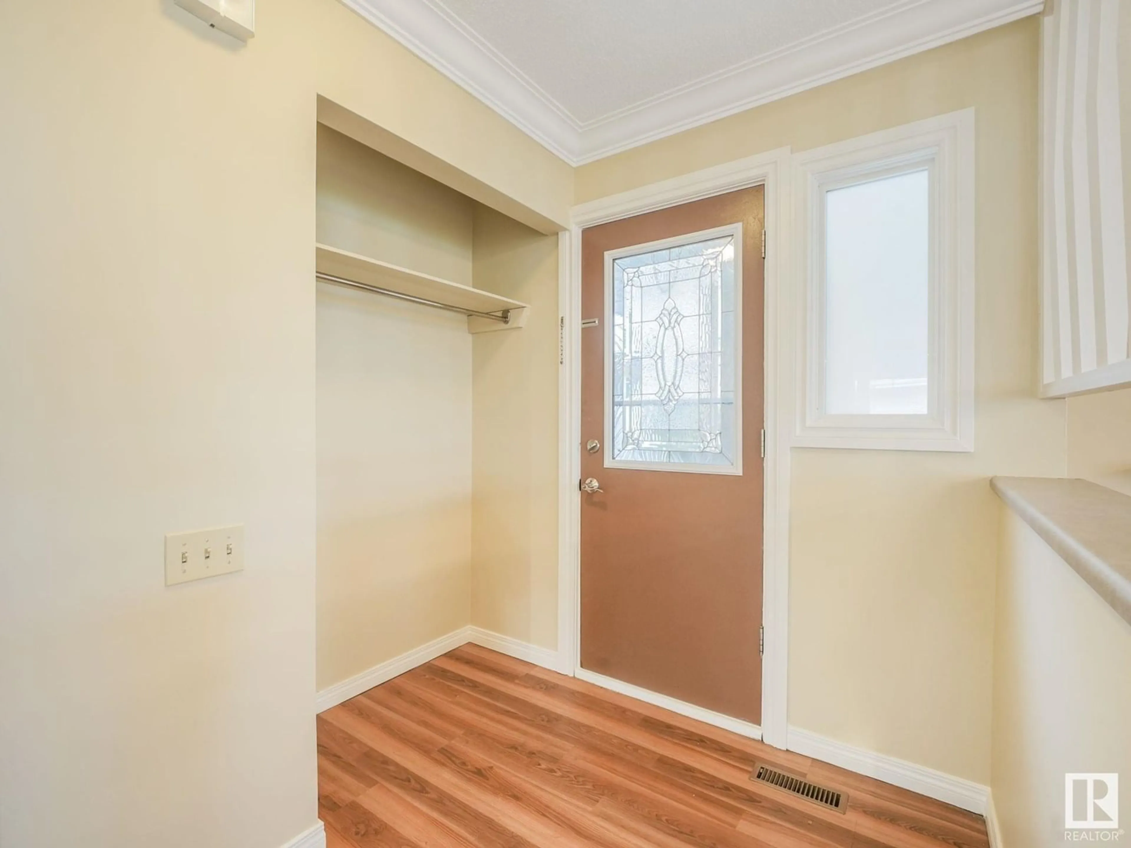 Indoor entryway for 11443 105 ST, Edmonton Alberta T5G2M9