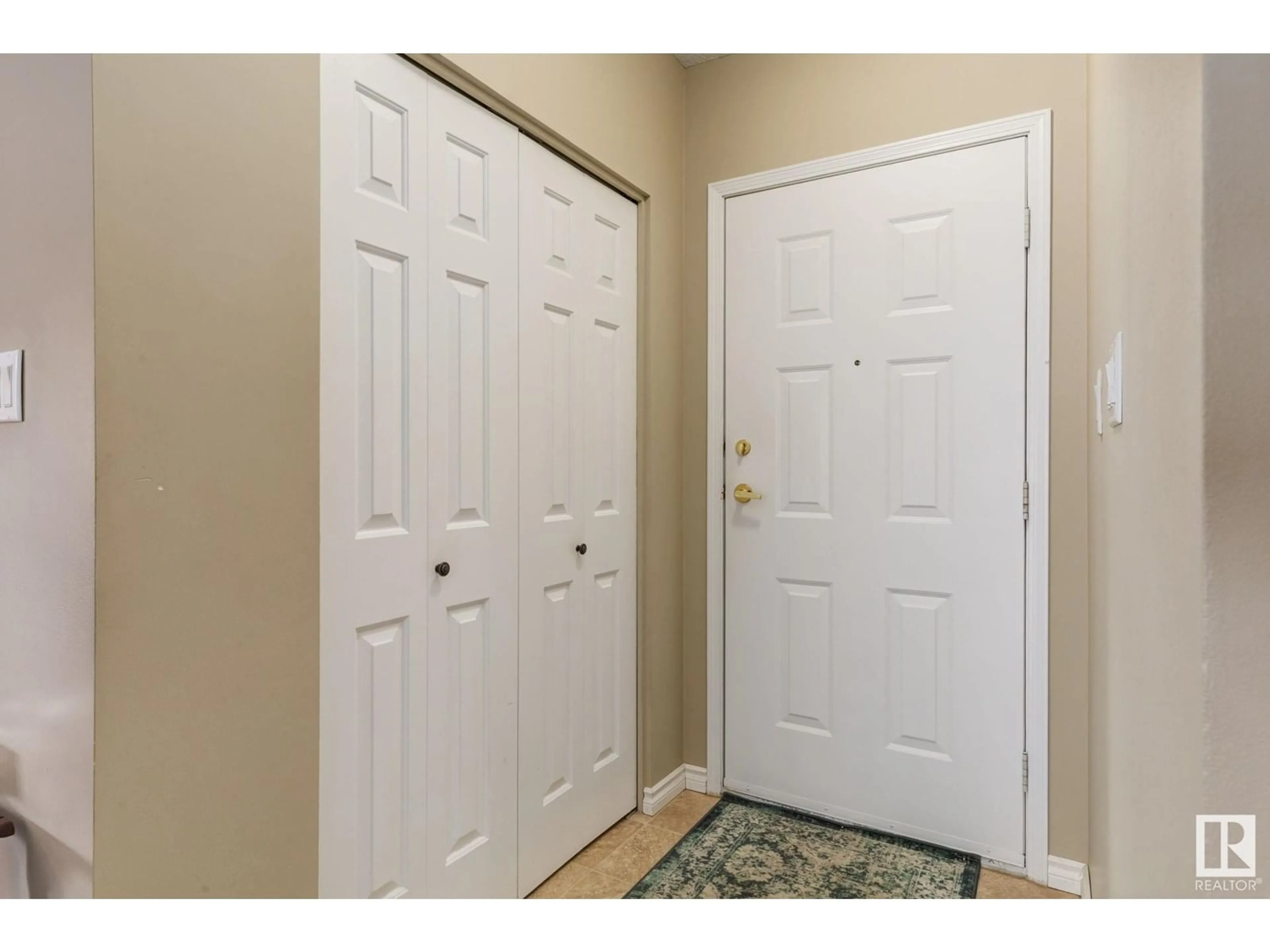 Indoor entryway for 1522 54 ST, Edmonton Alberta T6L6H4
