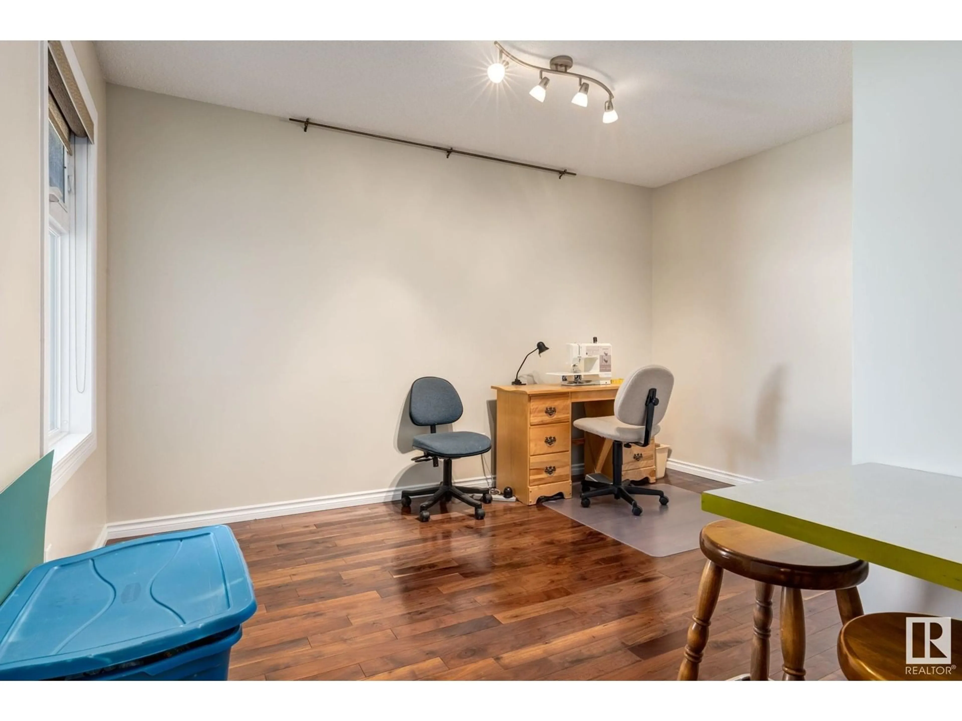 A pic of a room for 1522 54 ST, Edmonton Alberta T6L6H4