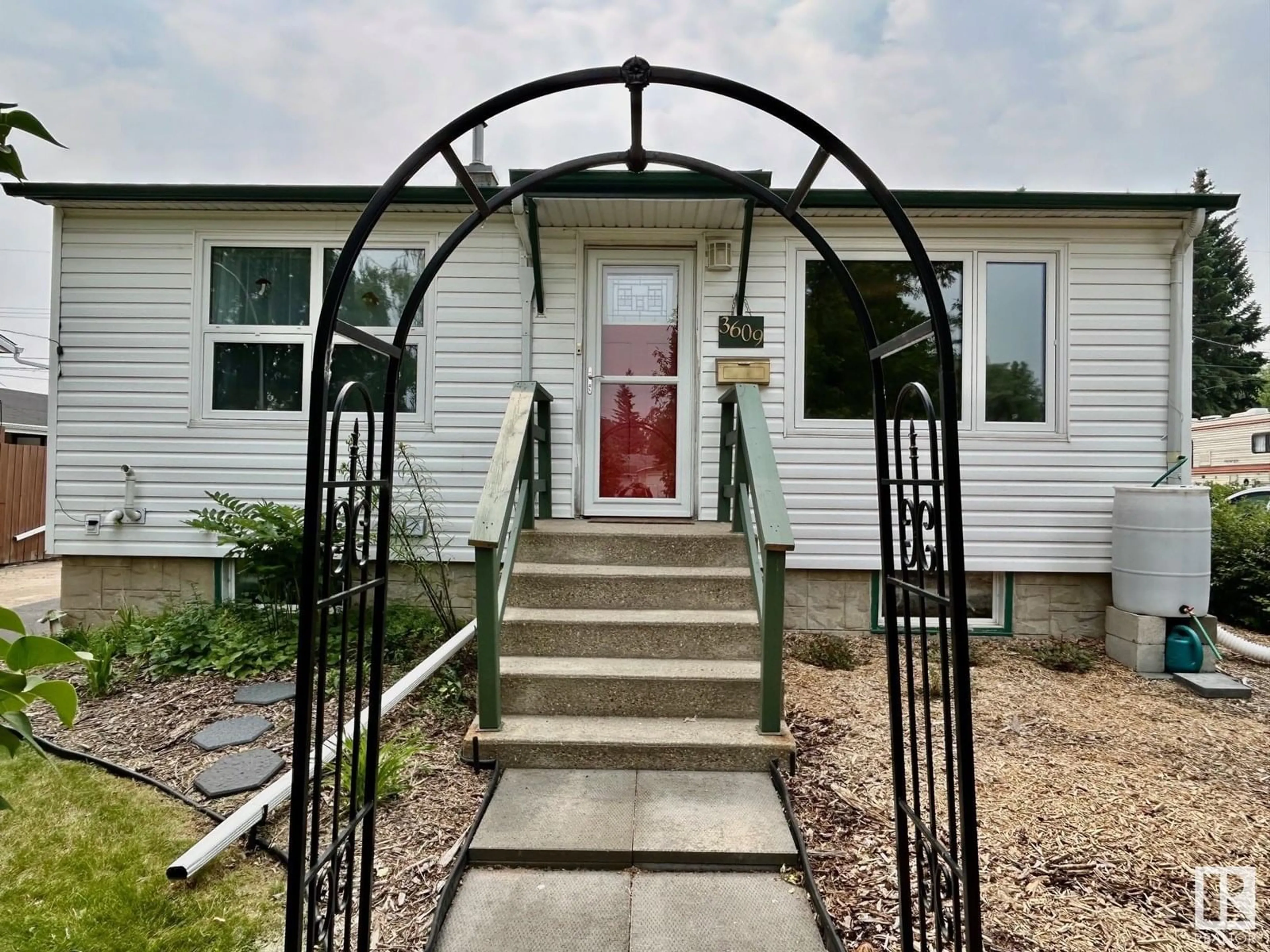 Indoor entryway for 3609 109 AV, Edmonton Alberta T5W0G6