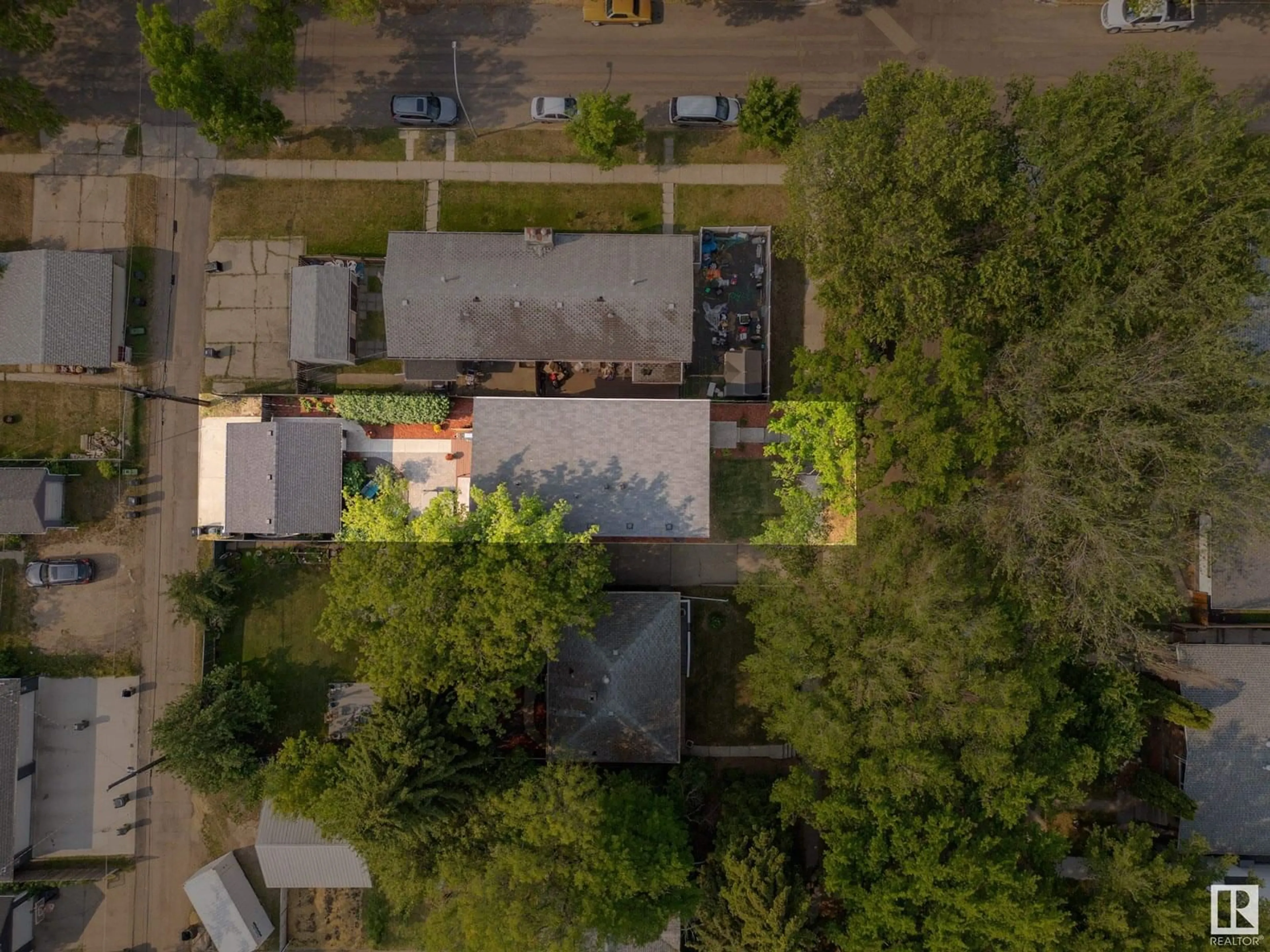 A pic from outside/outdoor area/front of a property/back of a property/a pic from drone, street for NW - 10236 78 ST, Edmonton Alberta T6A3E3