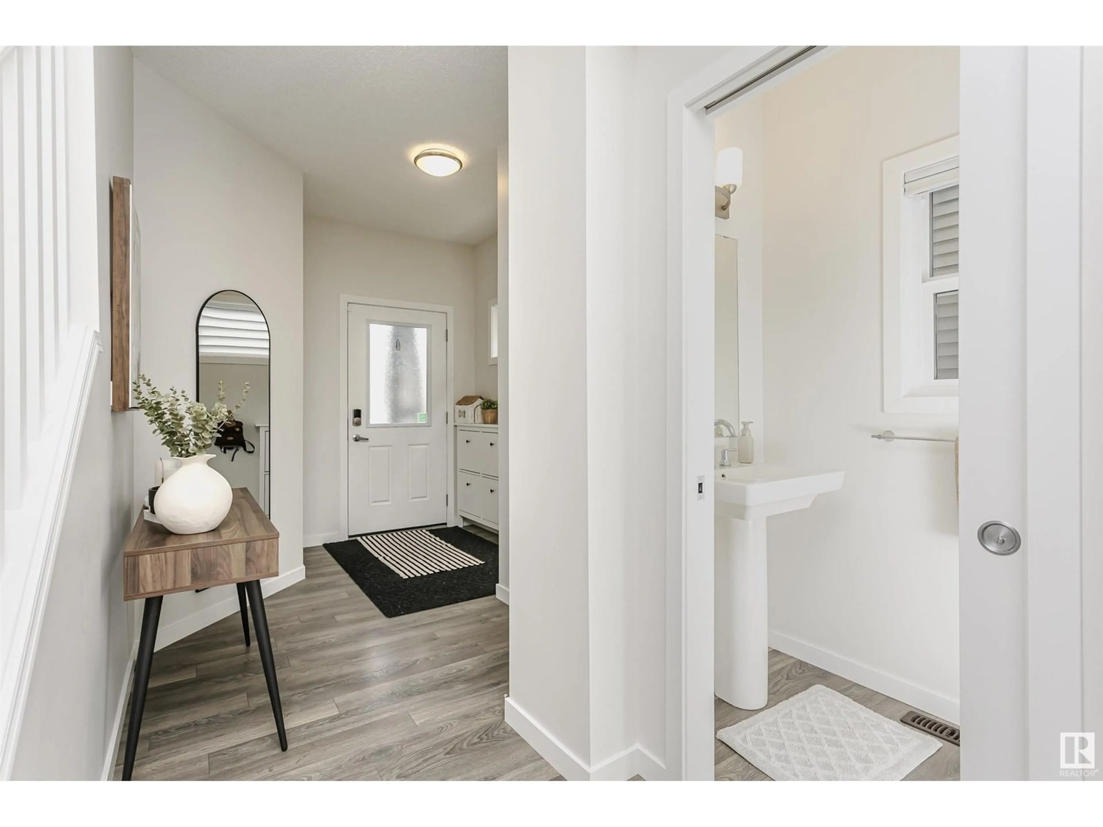 Indoor entryway for 17619 76 ST, Edmonton Alberta T5Z0R3